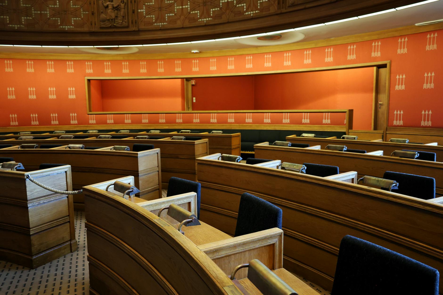 An infographic comparing Lincoln-Douglas and Parliamentary debate formats side by side.