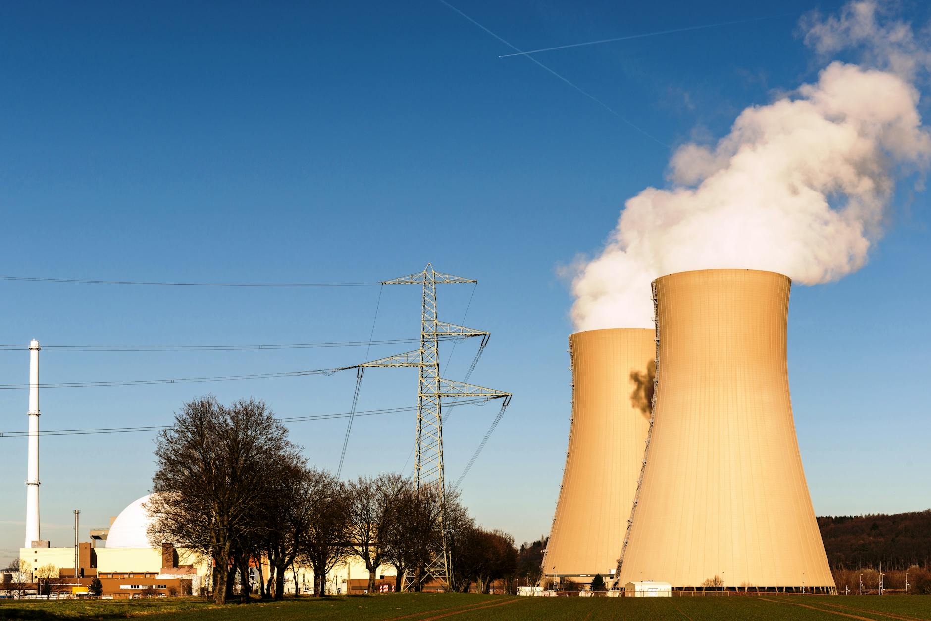 A diagram illustrating the nuclear fission process and how it generates energy in the context of the nuclear energy debate.