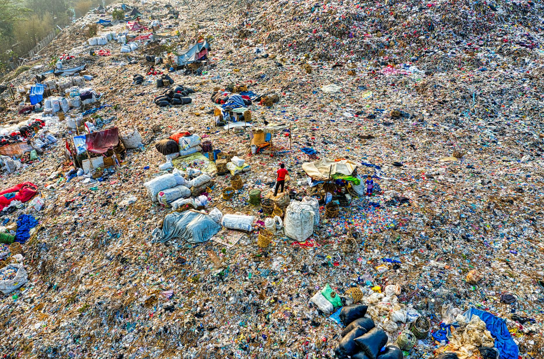 A graphic showing the lifecycle of fast fashion garments and their environmental impacts. — fast fashion impact