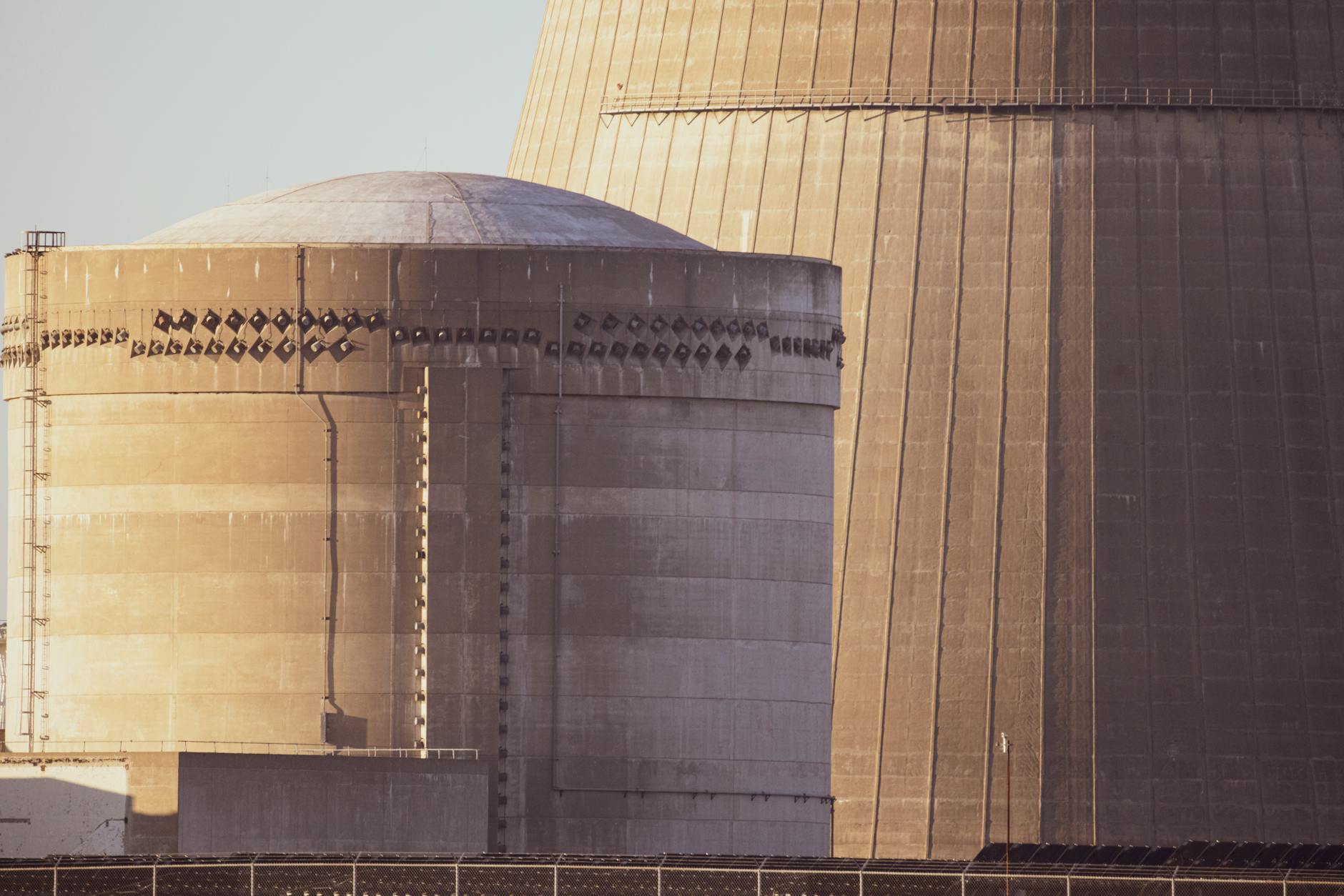 A photo of a modern nuclear power plant, showcasing its design and safety features. — nuclear energy debate