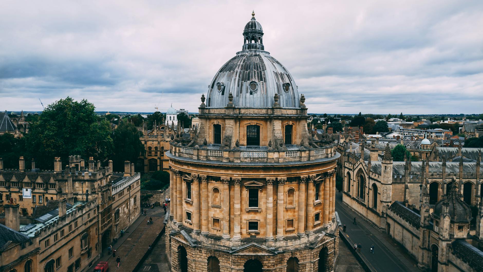 An image of the Oxford Union, known for hosting famous debates, highlighting its significance.