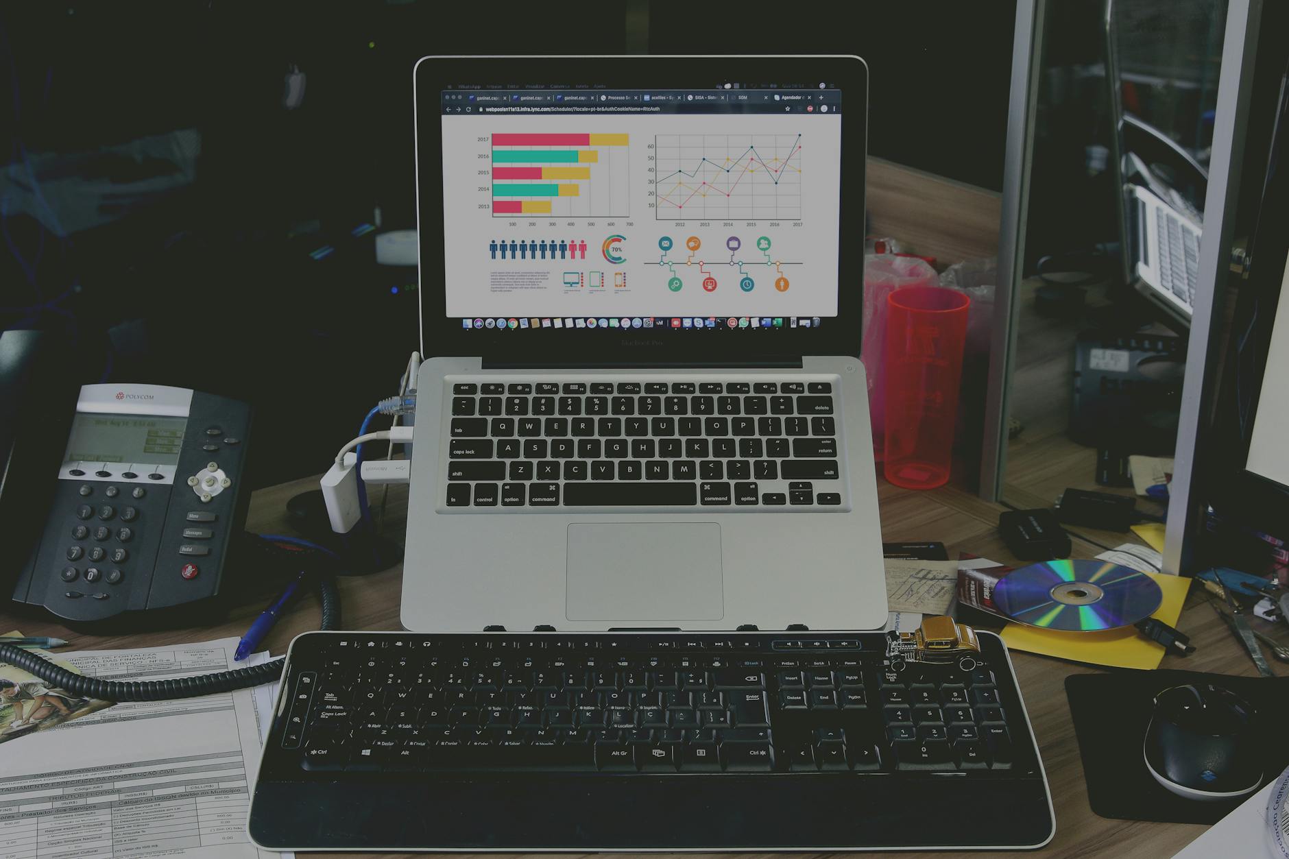An infographic comparing the benefits and drawbacks of remote work versus in-office work. — remote work debate