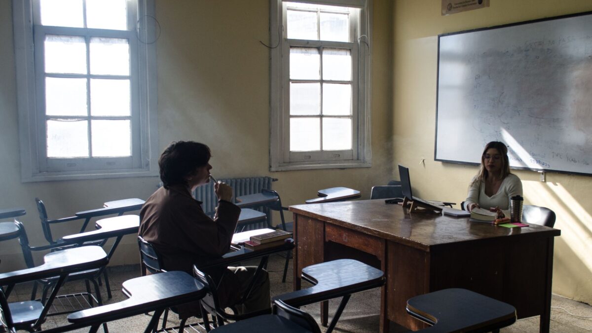 Education Debate: Traditional Learning vs. Online Education