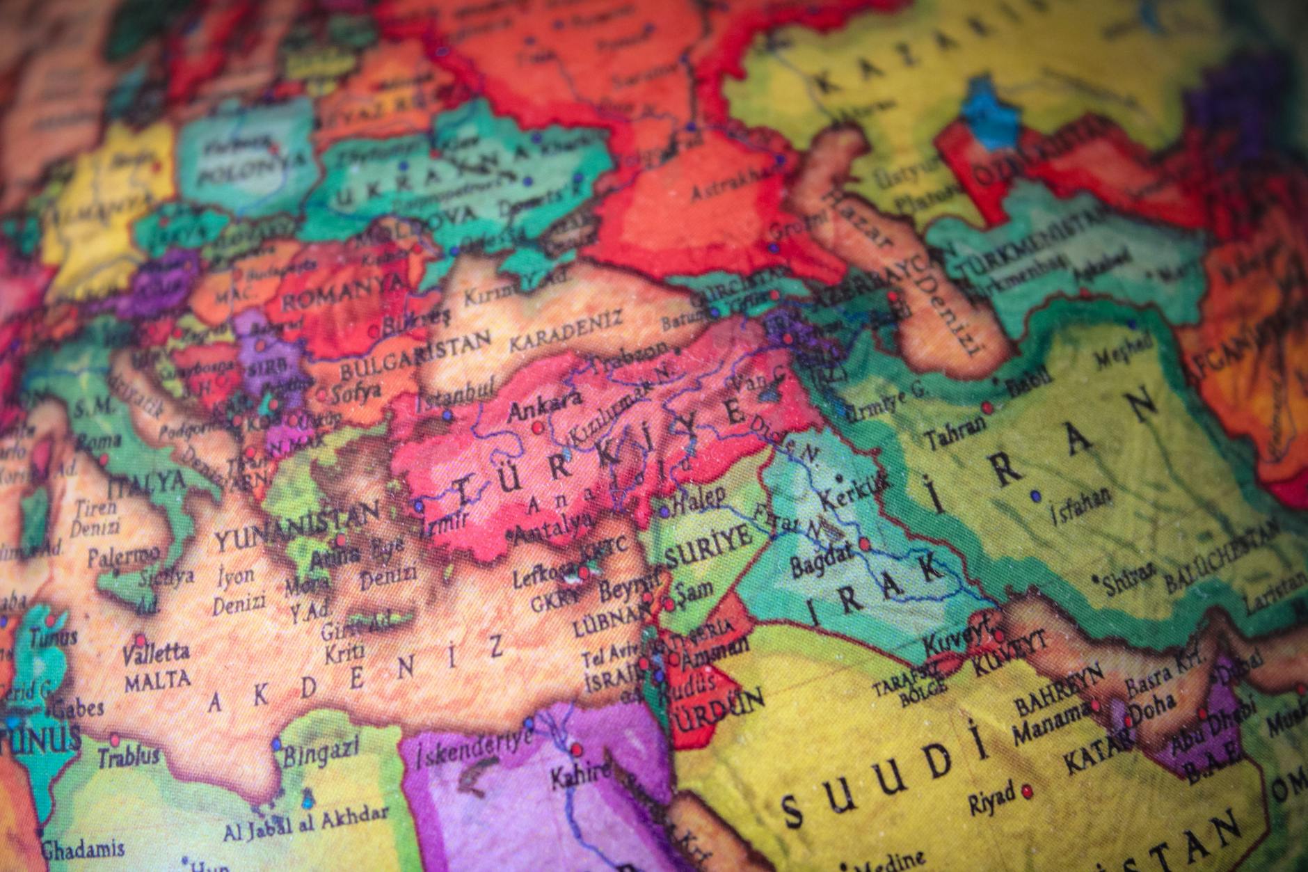 Map showing Pakistan's geographical position relative to Iran and the US — pakistan peace importance debate