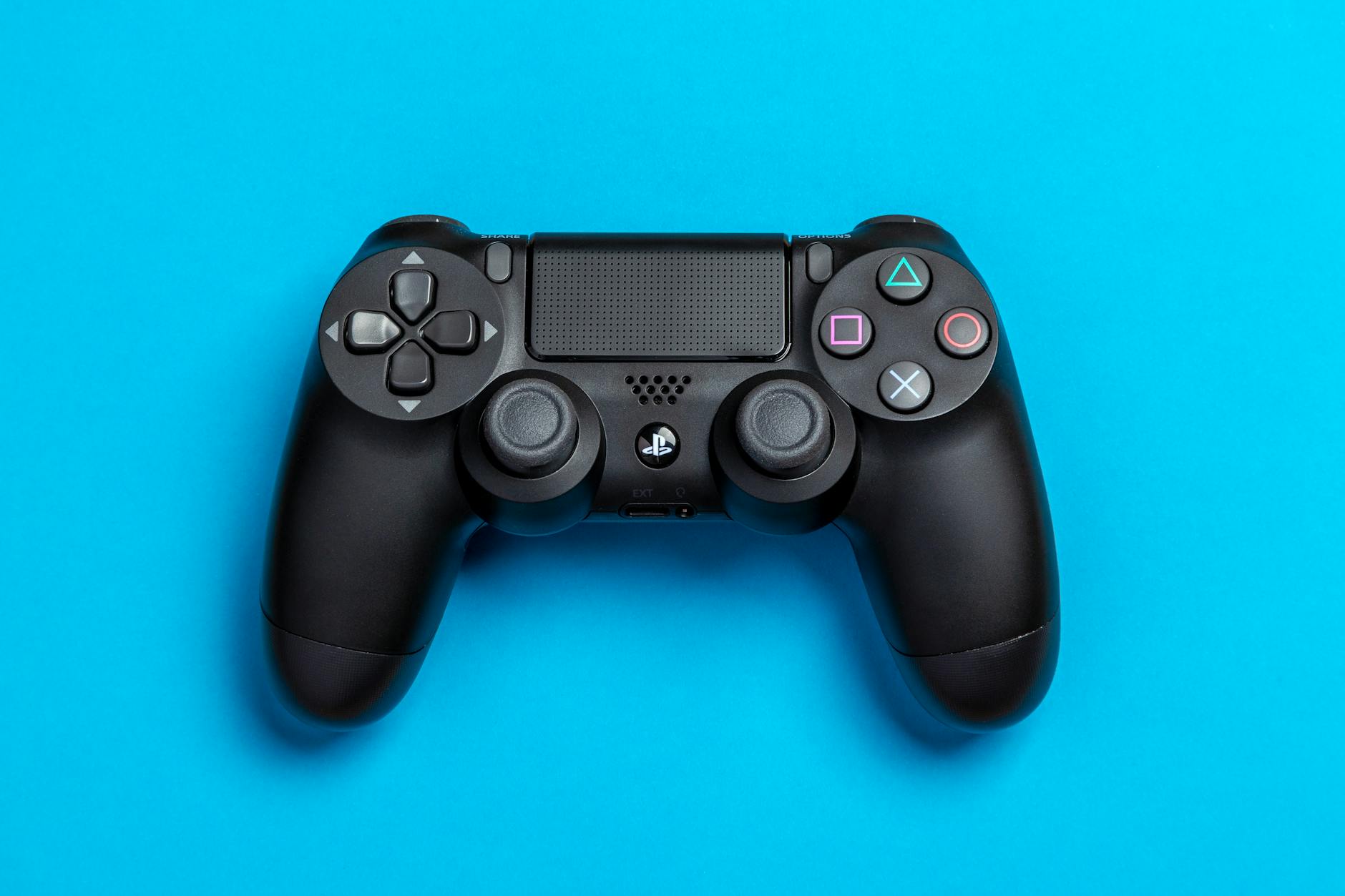 A graphic depiction of the positive and negative aspects of gaming for students in the video games debate.