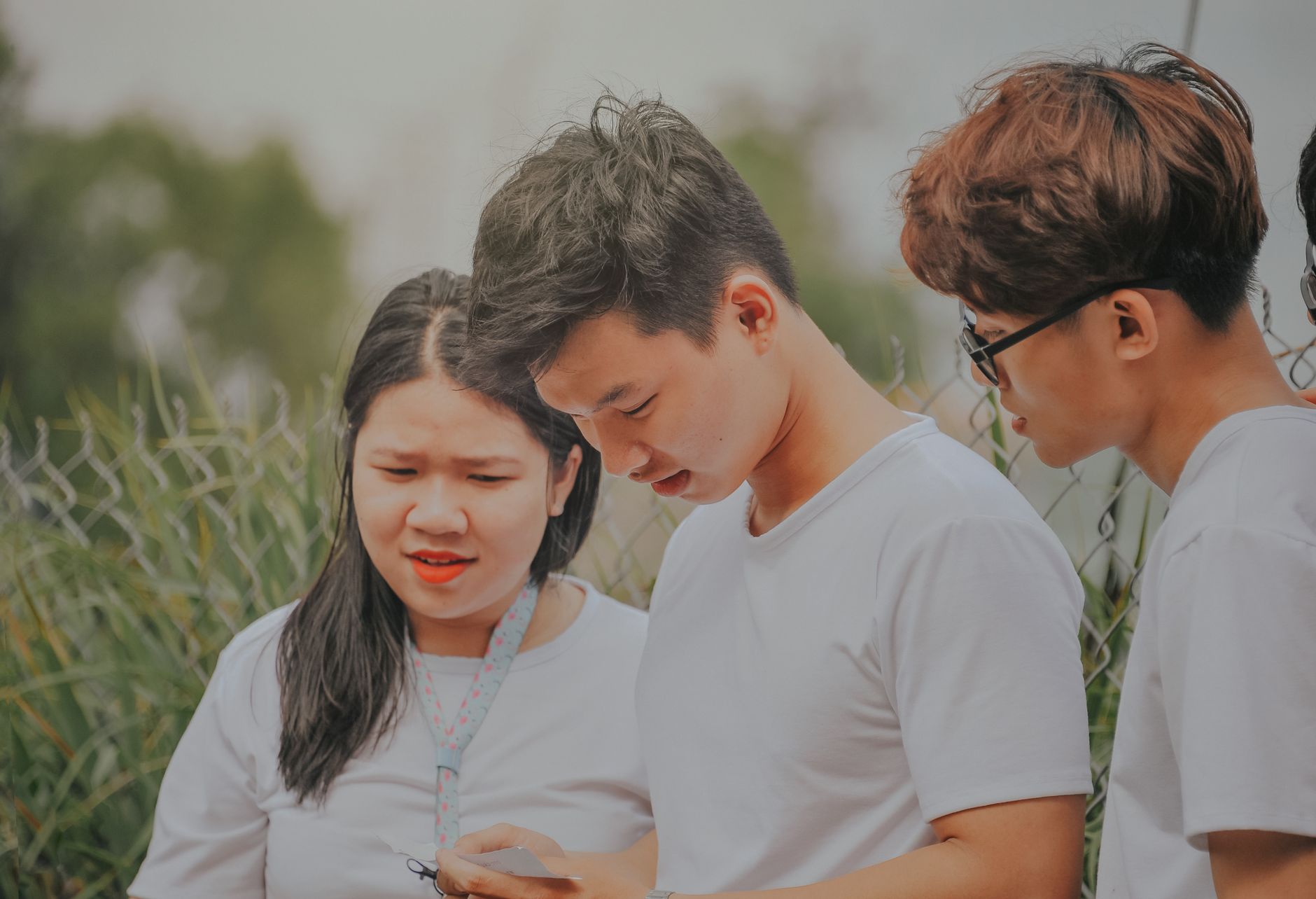 A photo of a group of people engaging in a conversation without their phones, symbolizing healthy communication. — socia…