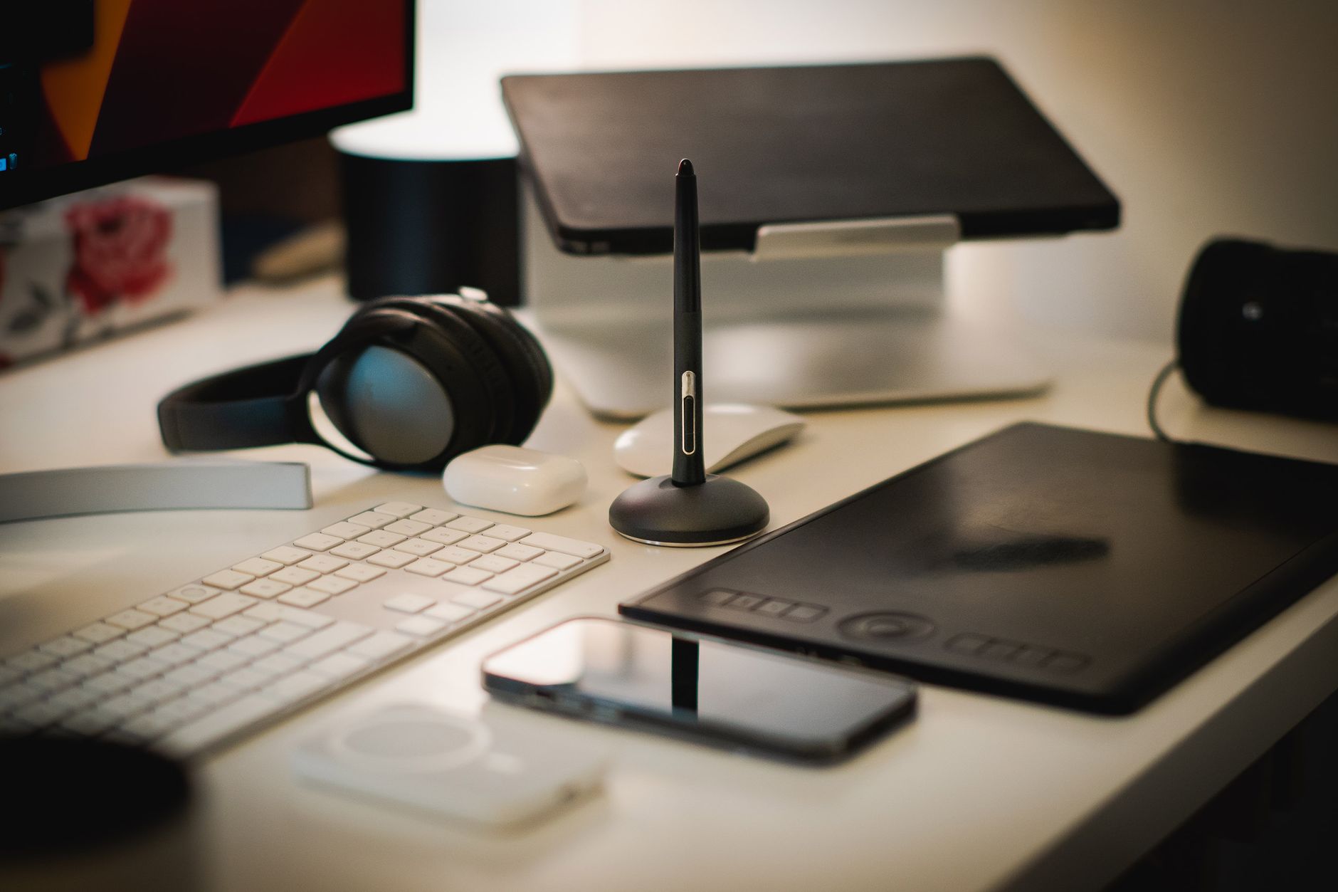 A photo of a modern home office setup illustrating the remote work debate lifestyle.