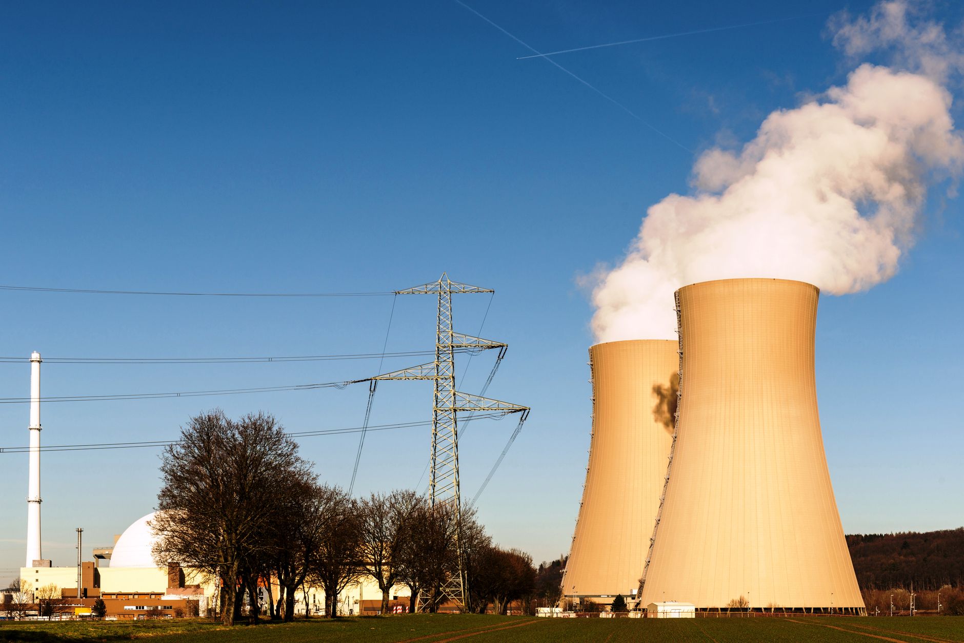 An infographic comparing nuclear energy to other forms of energy regarding emissions and efficiency. — nuclear energy de…