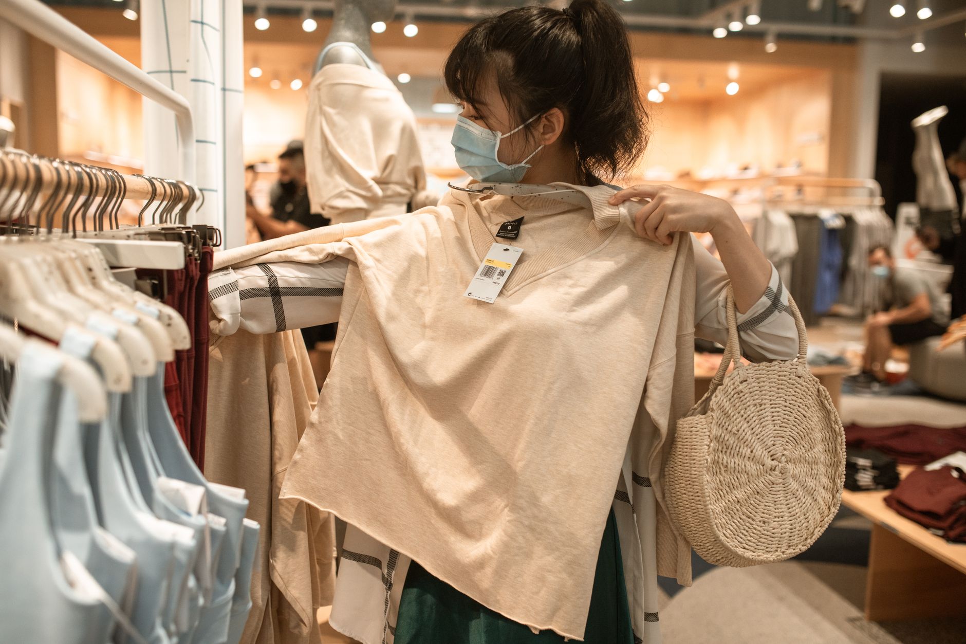 An infographic detailing consumer habits related to fast fashion and sustainability — fast fashion debate