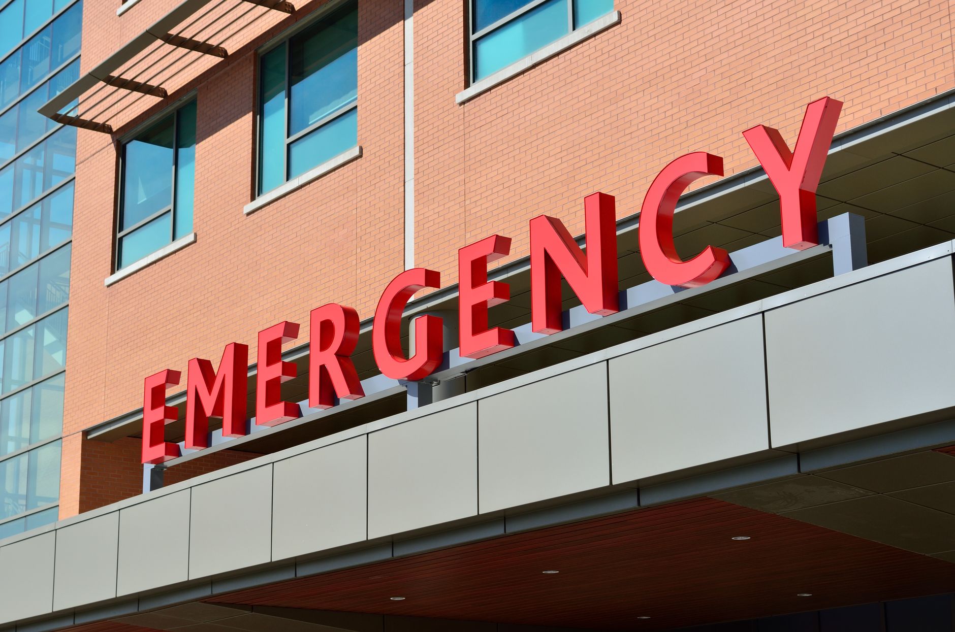 An infographic illustrating patient outcomes in public vs. private healthcare during emergencies, highlighting key statistics relevant to the healthcare debate.