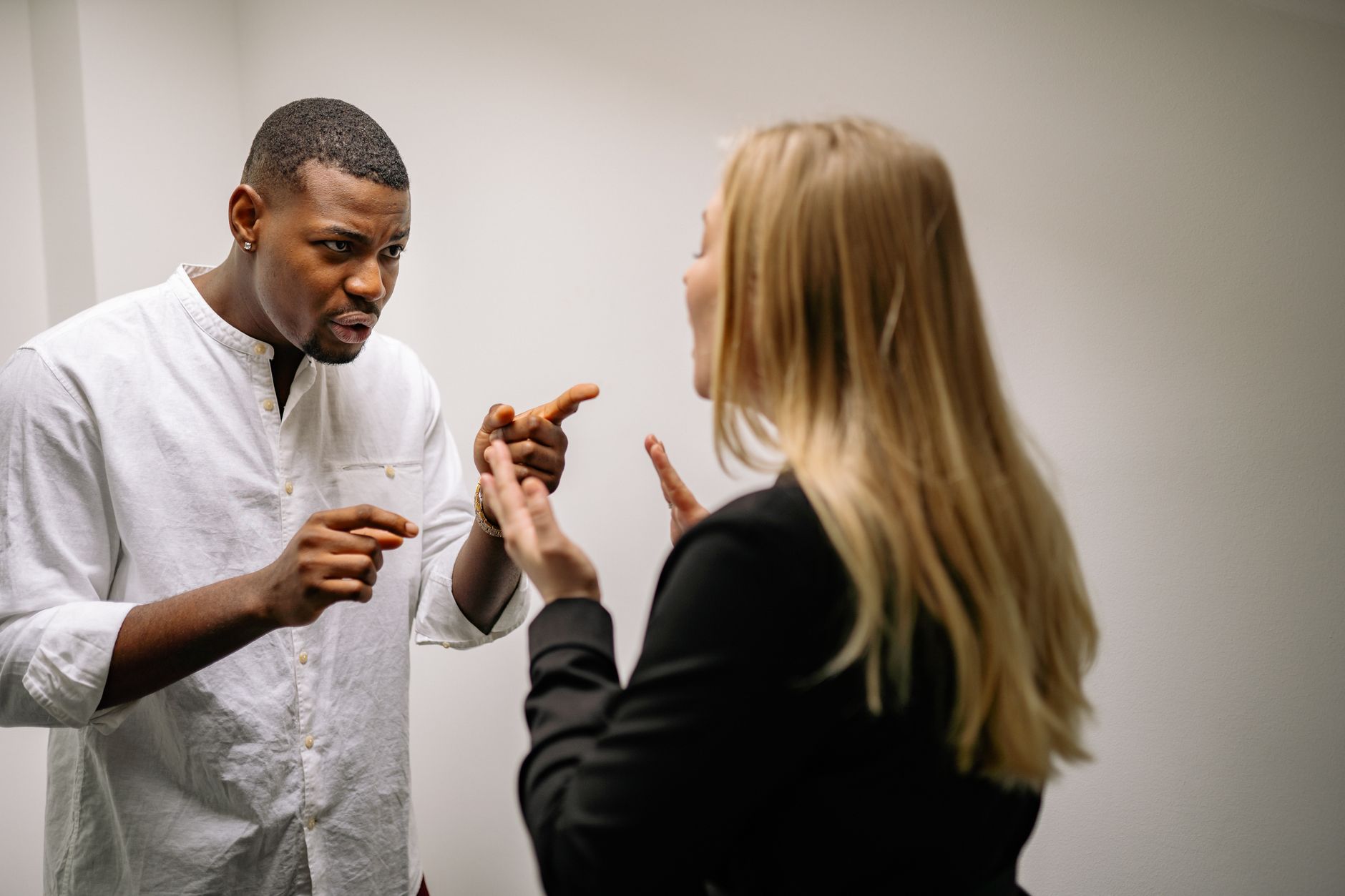 The Role of Non-Verbal Communication in Debate Etiquette