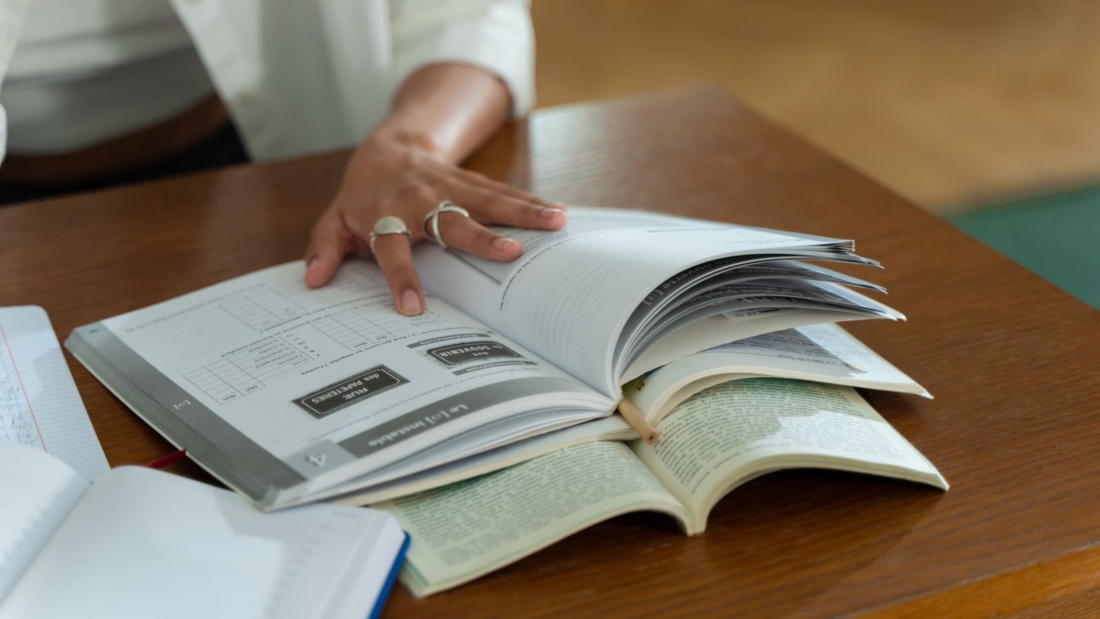 A graphic illustrating the differences between open book and closed book exam formats. — exam system debate
