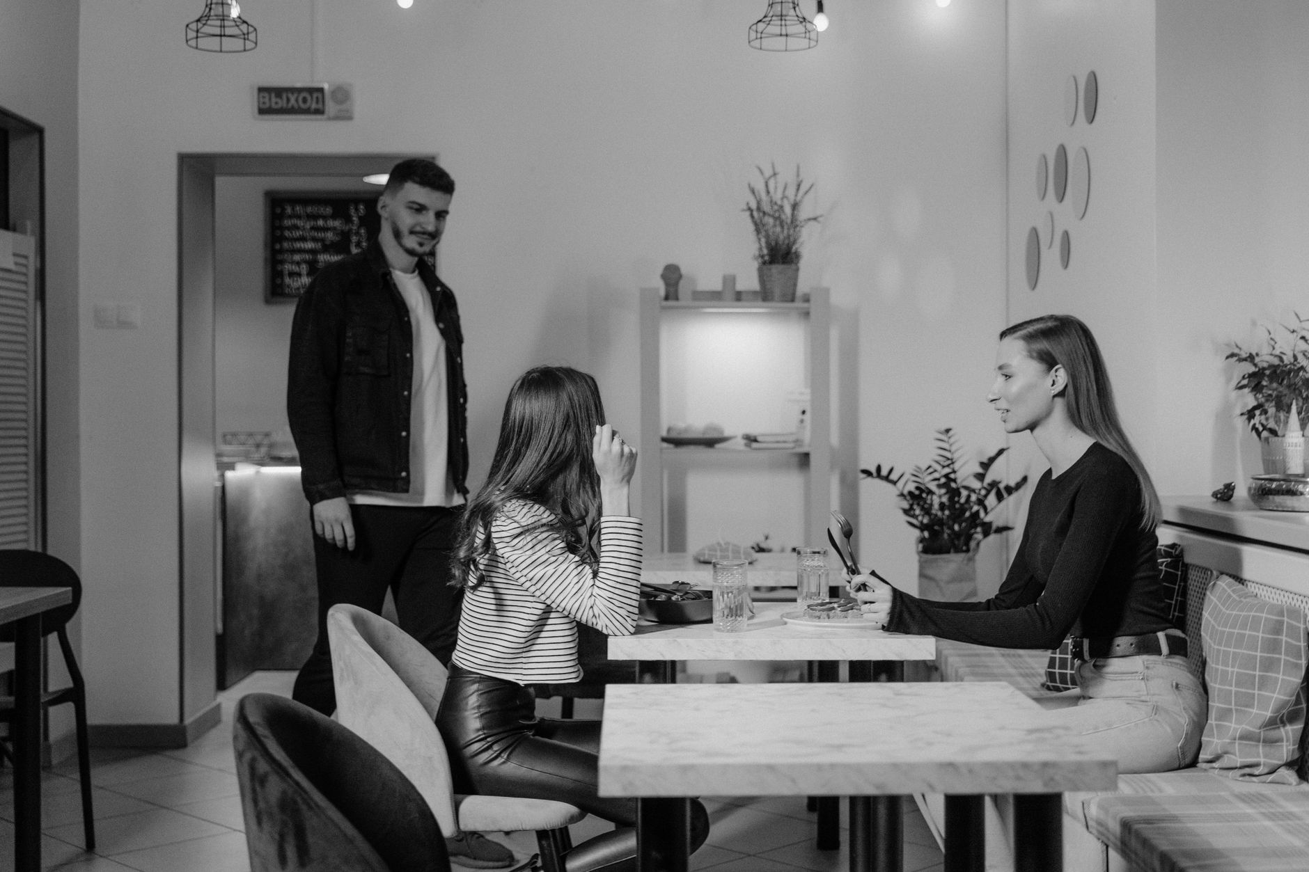 A group of friends engaged in a lively but respectful debate at a coffee shop, showcasing positive body language. — deba…