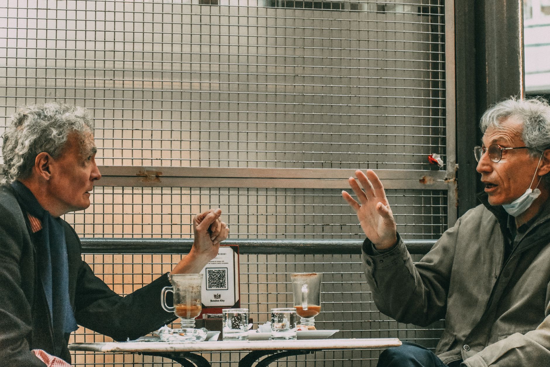 A photo of friends interacting in a cafe, highlighting the importance of face-to-face communication in the friendship debate