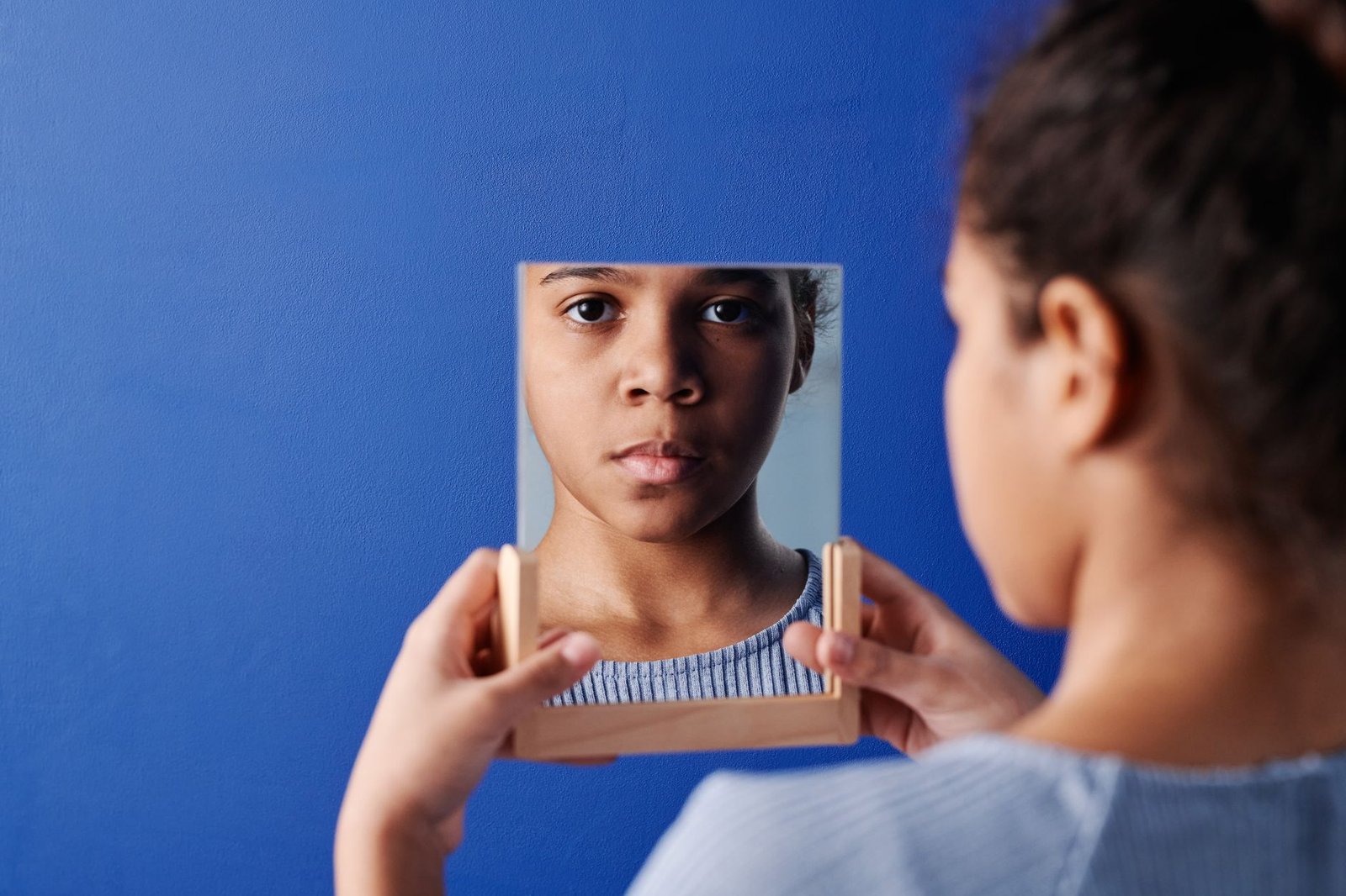 An individual practicing their speech in front of a mirror. — debate preparation