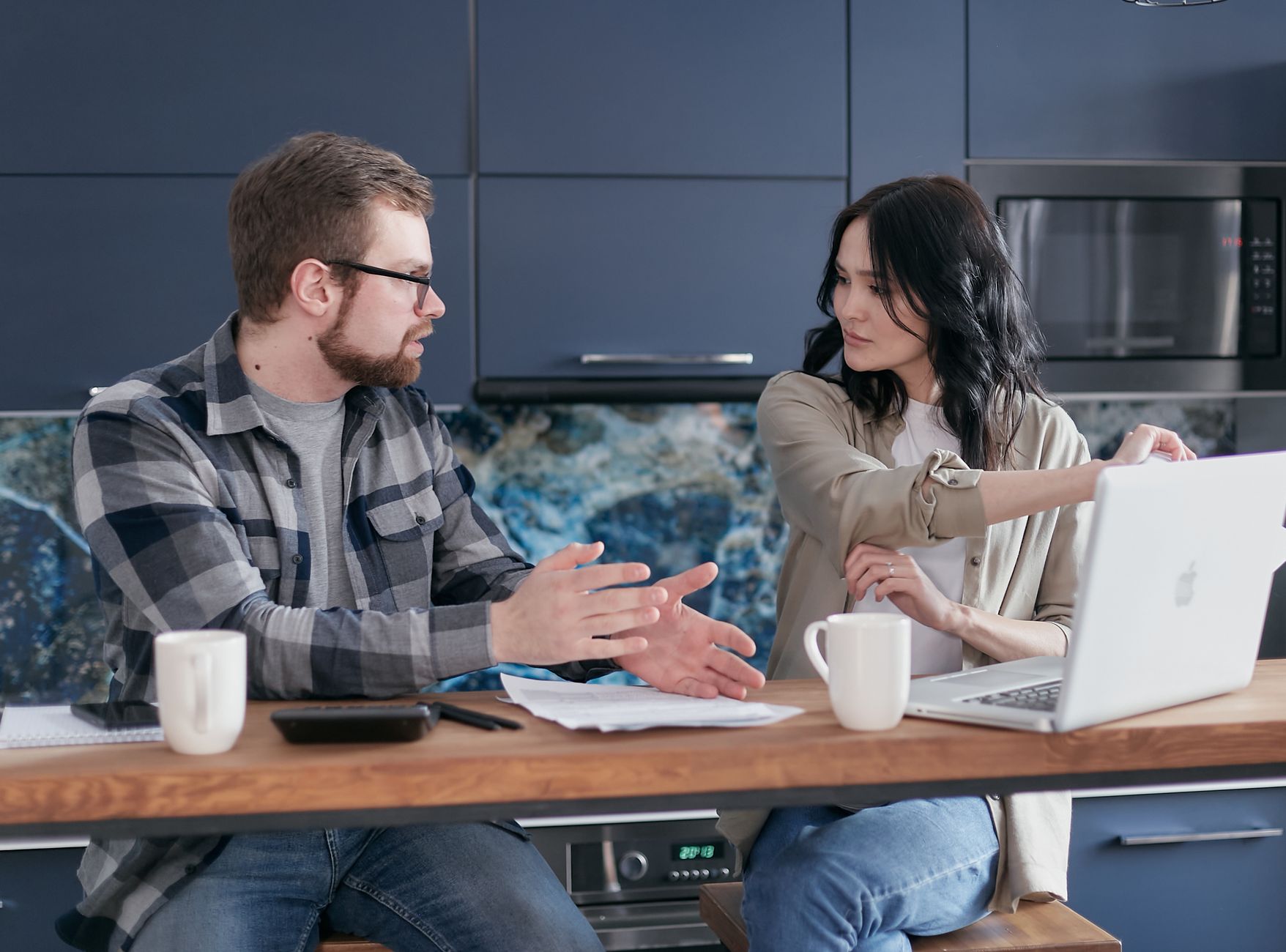 An infographic comparing the pros and cons of remote work, highlighting key arguments from both sides in the remote work debates.