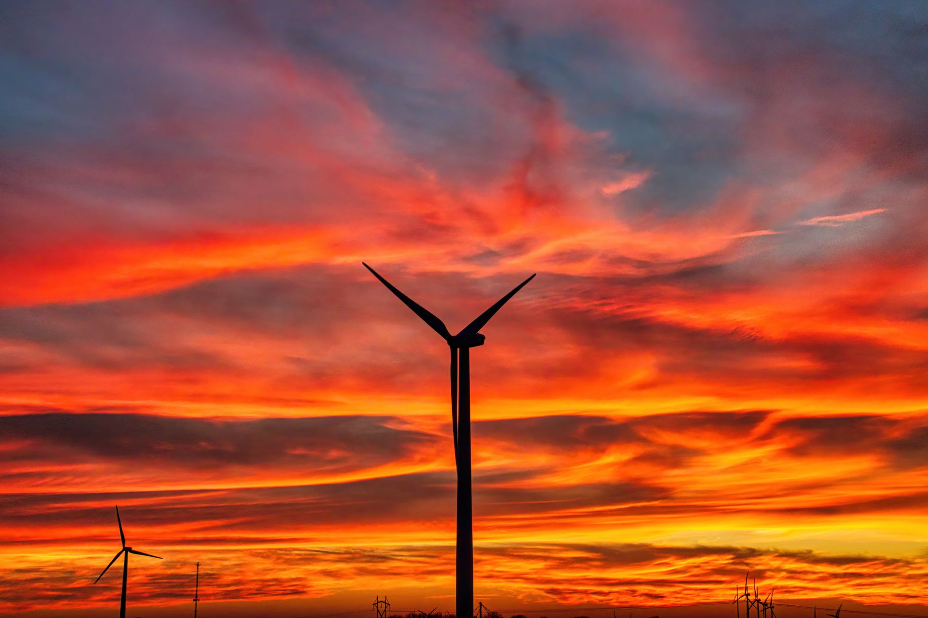 An infographic depicting the benefits and challenges of renewable energy. — renewable energy debate