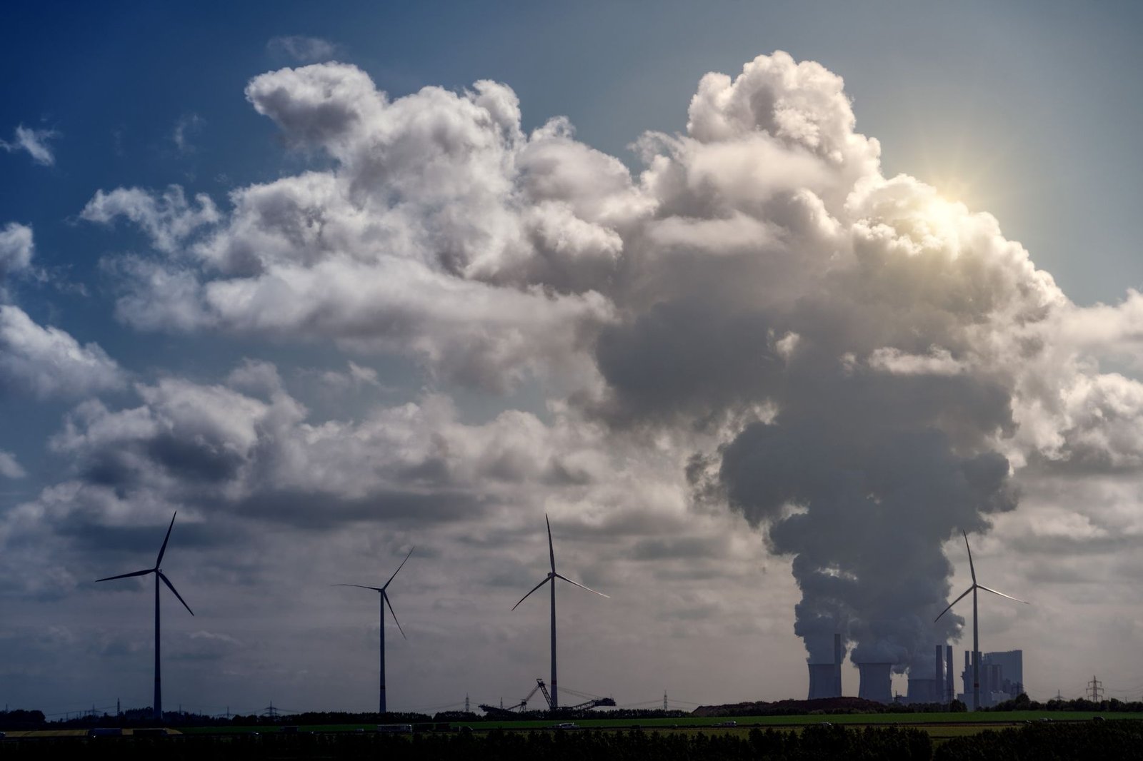 An infographic showing the benefits of renewable energy versus fossil fuels. — renewable energy debate