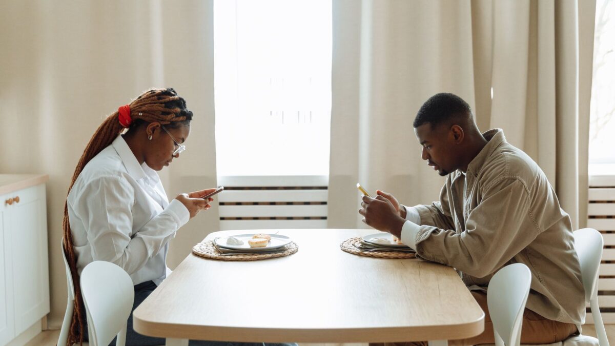 Social Media Relationships Debate: Impact on Modern Love
