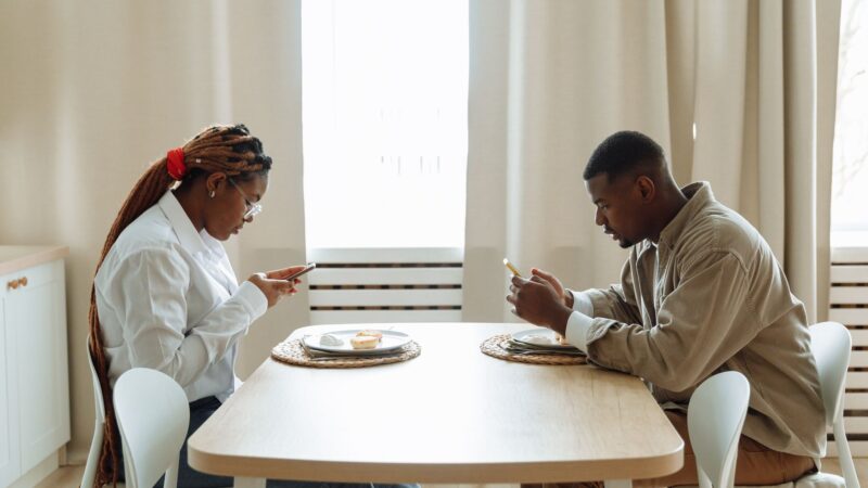 Social Media Relationships Debate: Impact on Modern Love