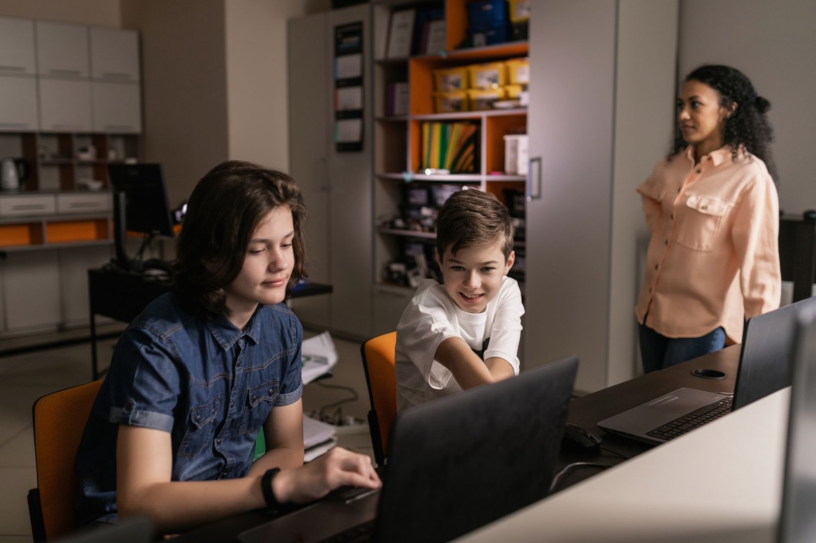 A classroom setting showing students engaged in digital learning with computers. — online schooling debate