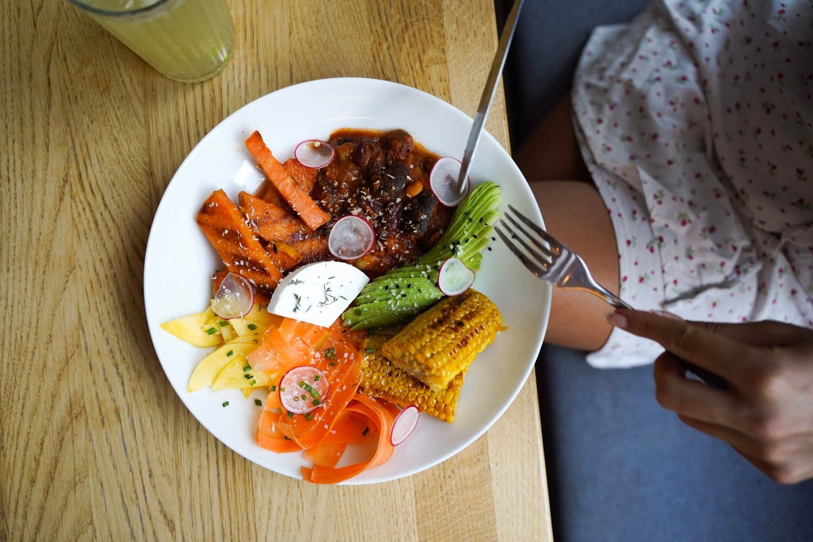 A colorful plate of vegan food showcasing a variety of plant-based ingredients. — veganism and climate change