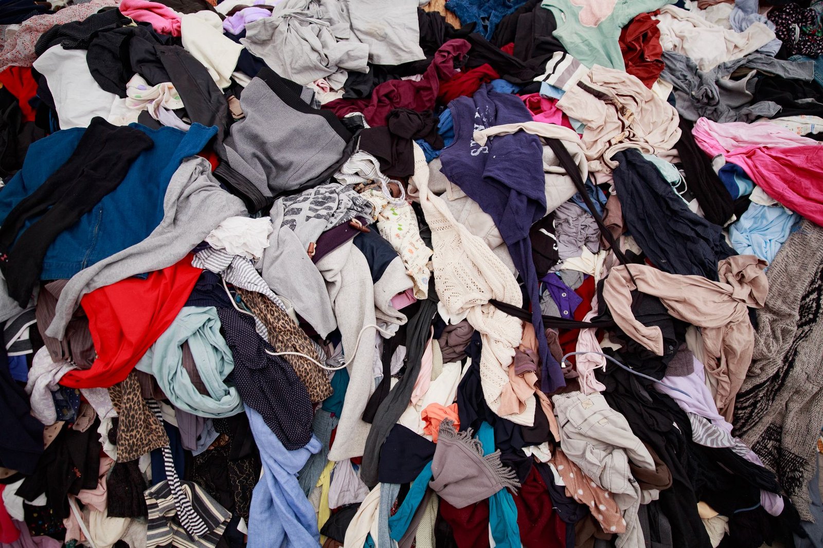 A graphic showing the lifecycle of fast fashion clothing, highlighting environmental impacts. — fast fashion impact