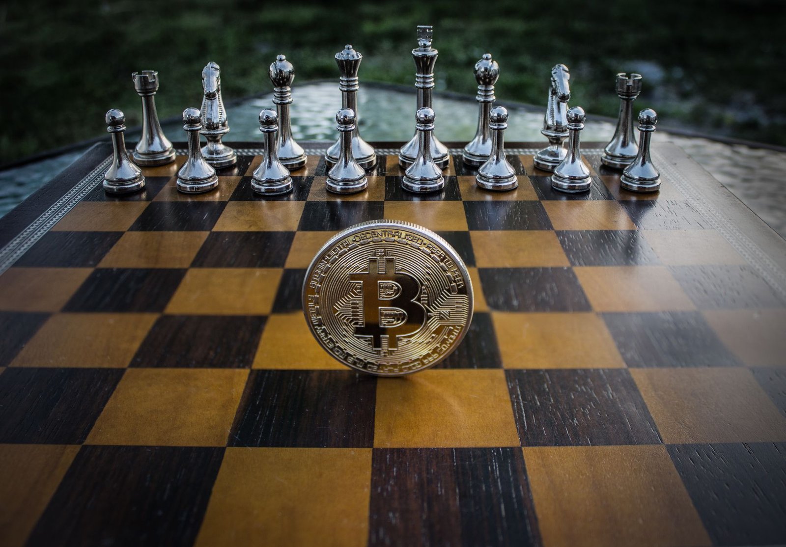 A visual representation of the benefits and risks of cryptocurrency regulation, highlighting key points about balancing innovation and enforcement challenges.