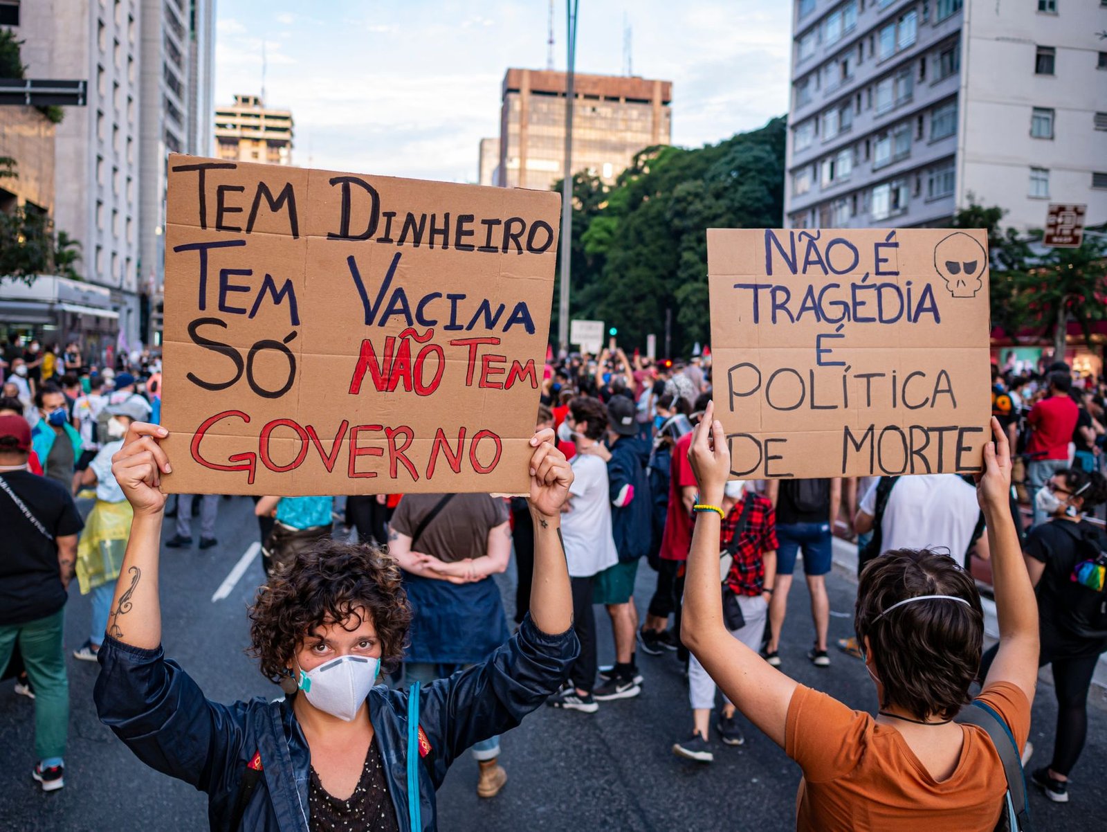 An image of a protest against vaccination mandates, highlighting personal freedom concerns.