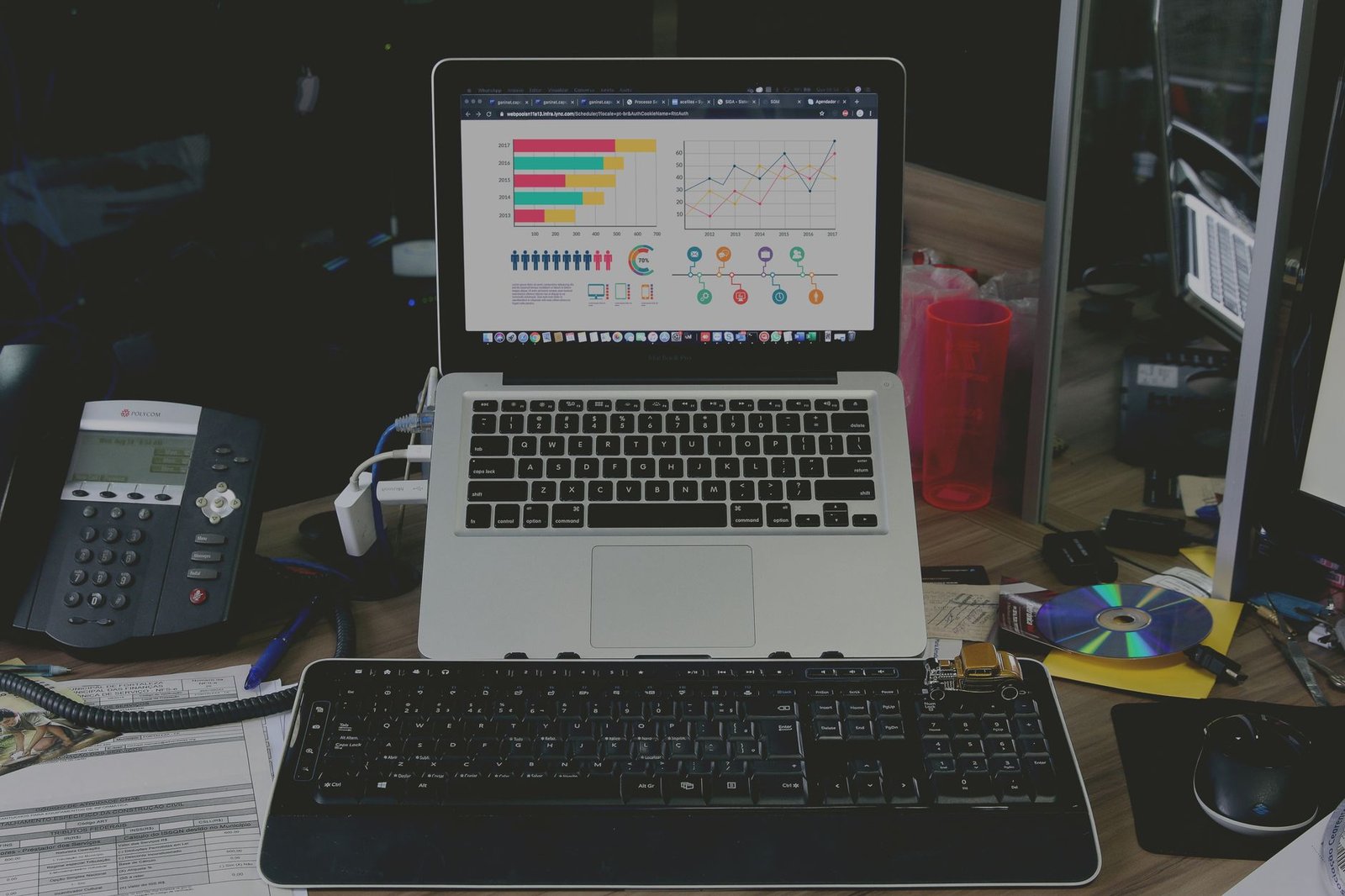 An infographic comparing the pros and cons of remote work versus in-office work. — remote work debate