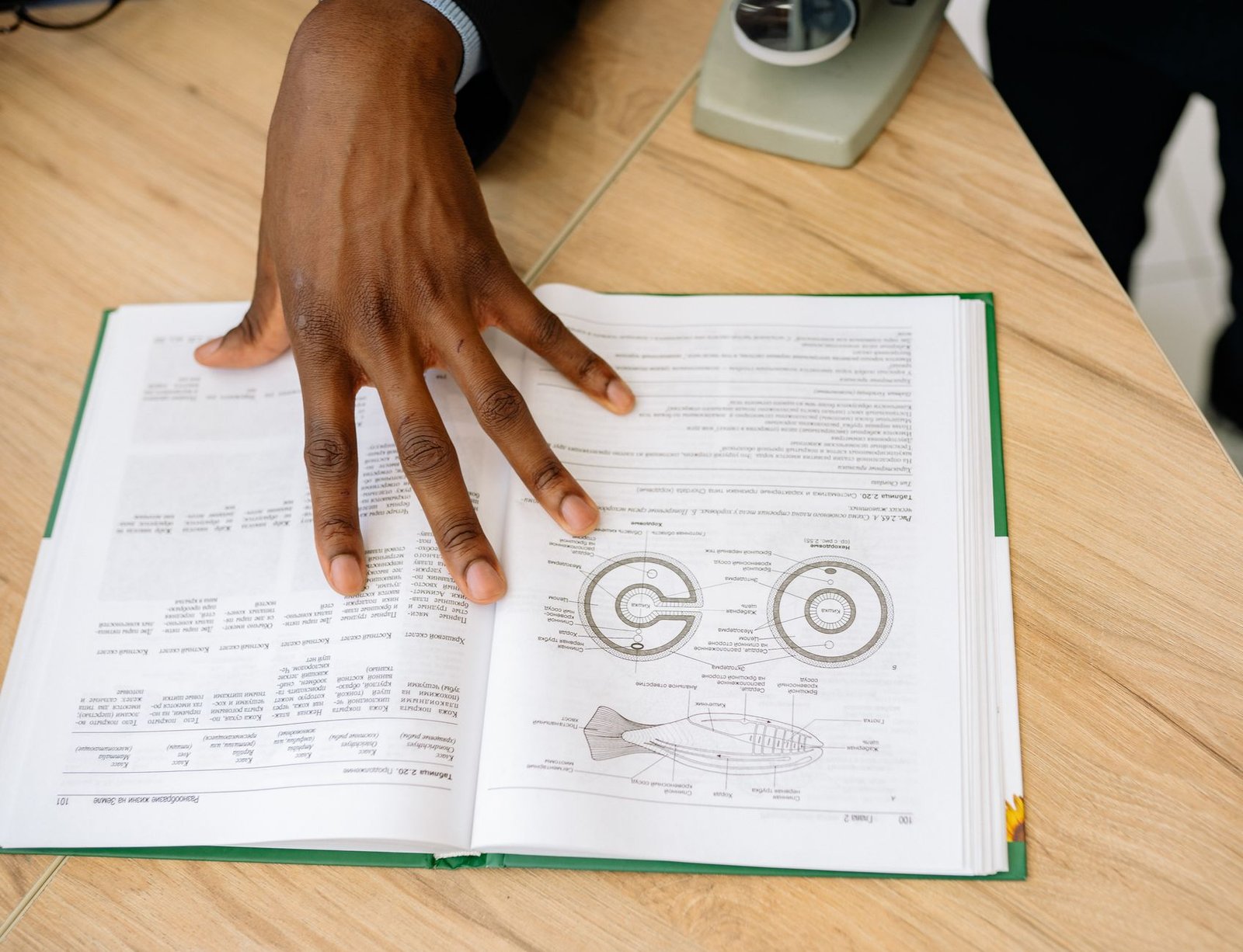 An infographic illustrating key techniques for effective cross-examination in debates.