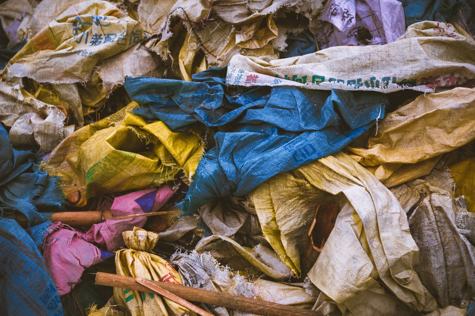An infographic illustrating the statistics of textile waste in landfills. — fast fashion impact