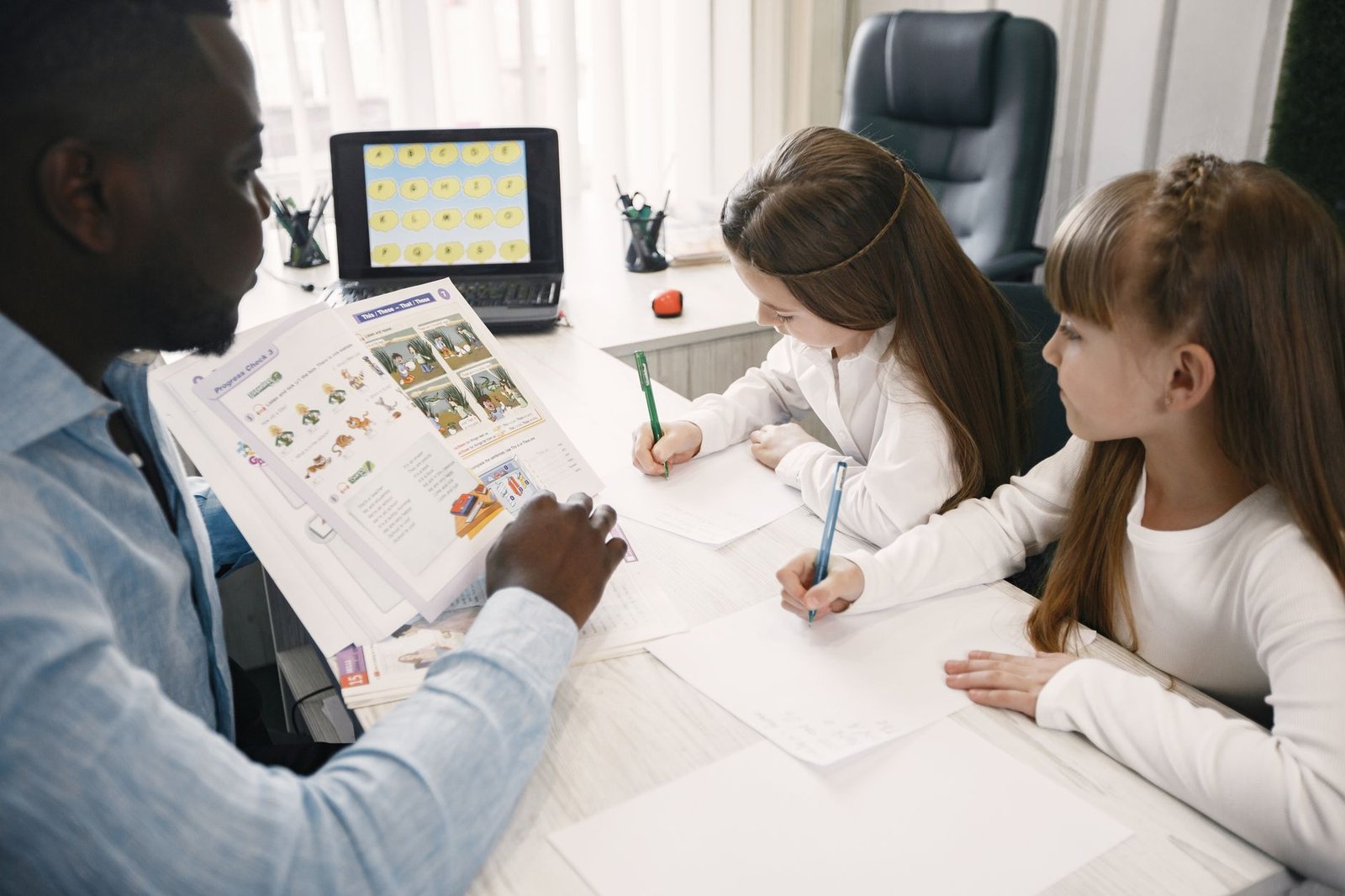 An infographic showing the benefits of learning tools in education — edtech debate