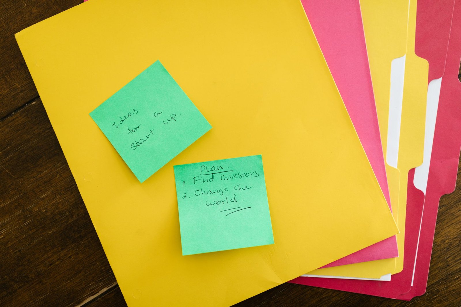 An organized research folder with notes and sources for a debate. — debate research strategies