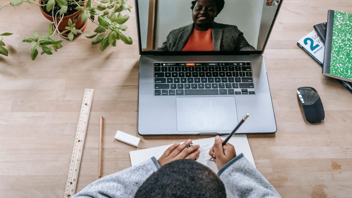 The Online Schooling Debate: Pros and Cons