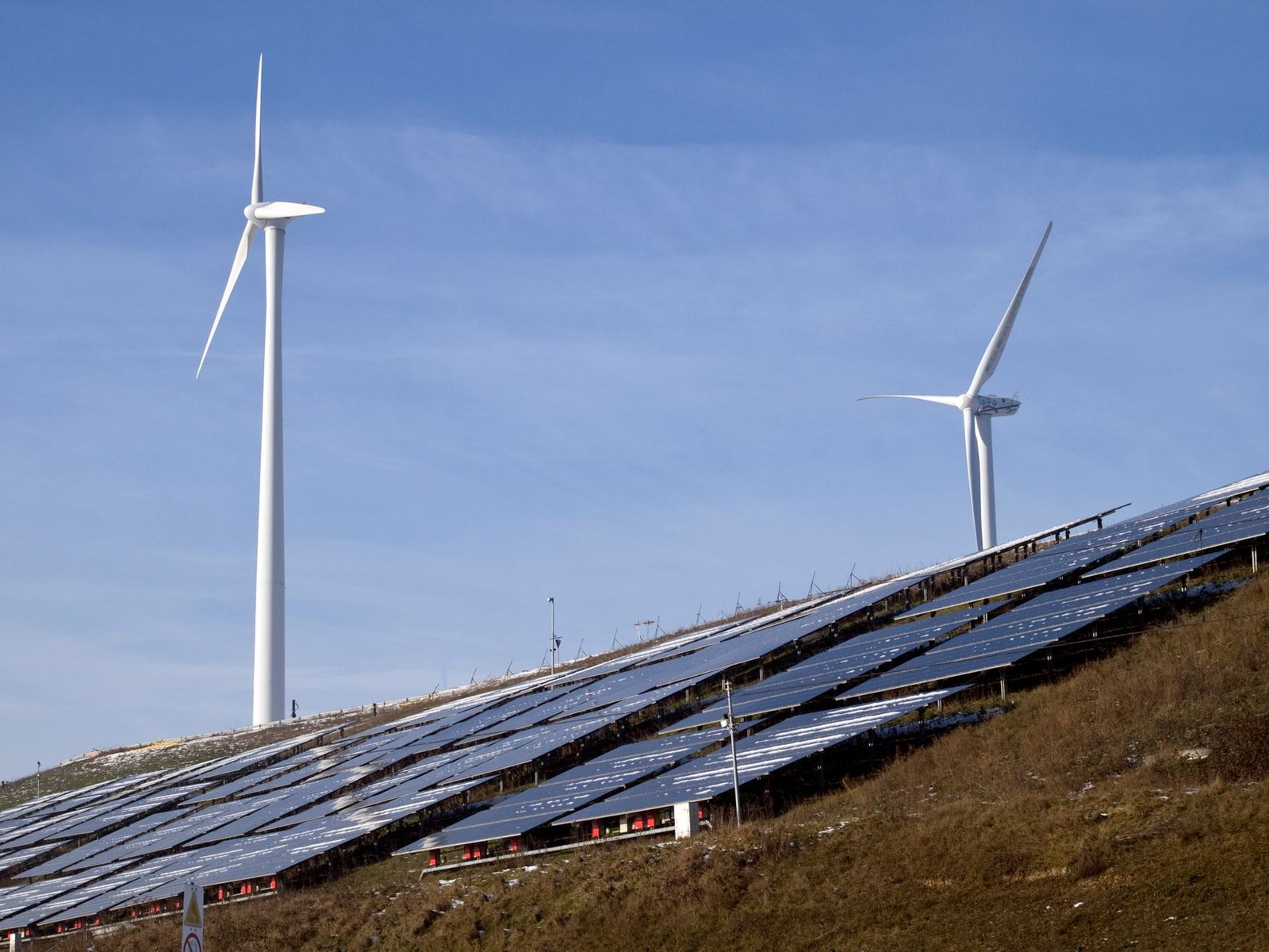 A comparison chart of renewable energy efficiency versus fossil fuels in terms of cost and environmental impact. — renew…