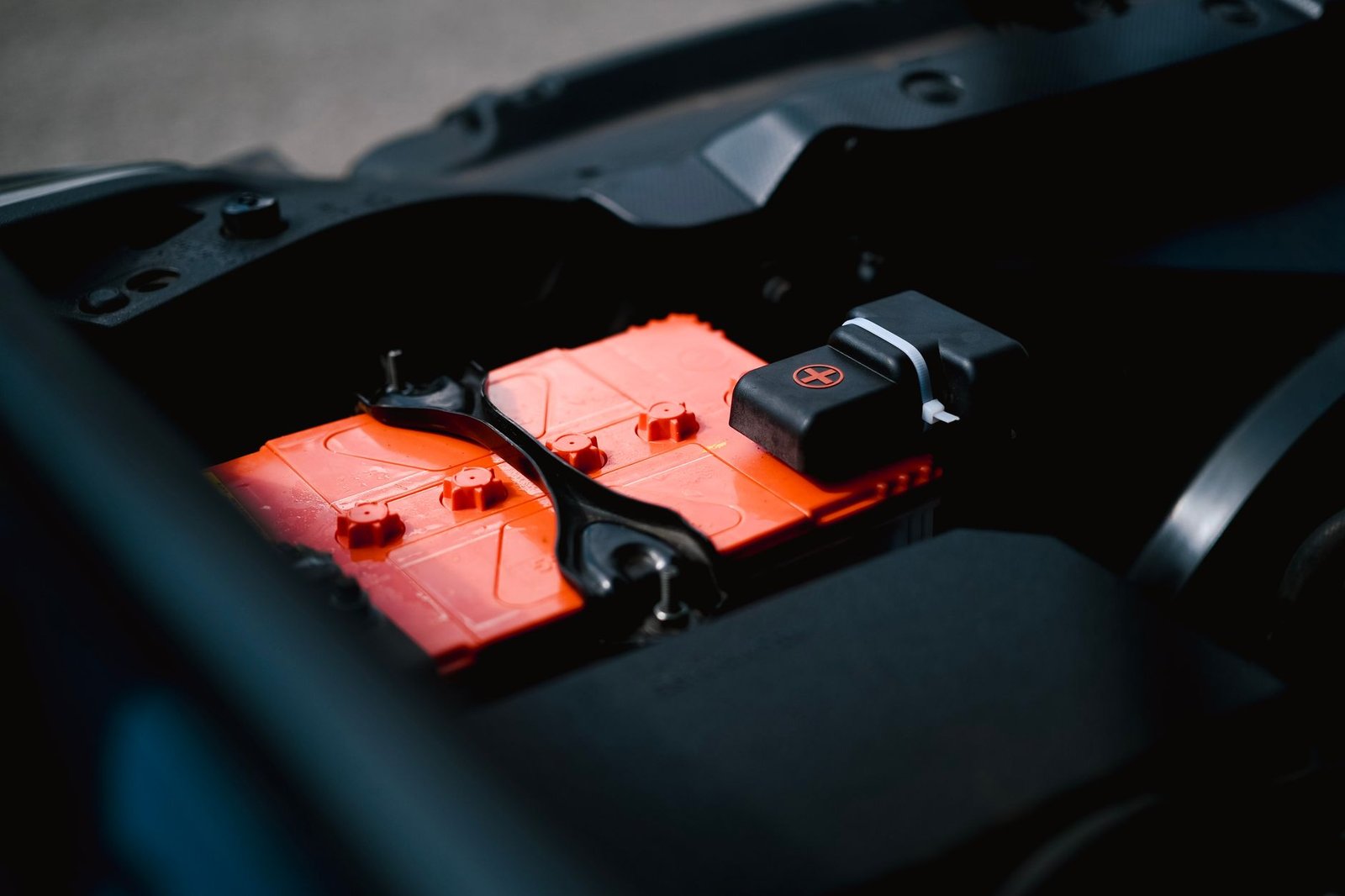 A diagram showing the components of an electric car battery and how it works. — electric cars