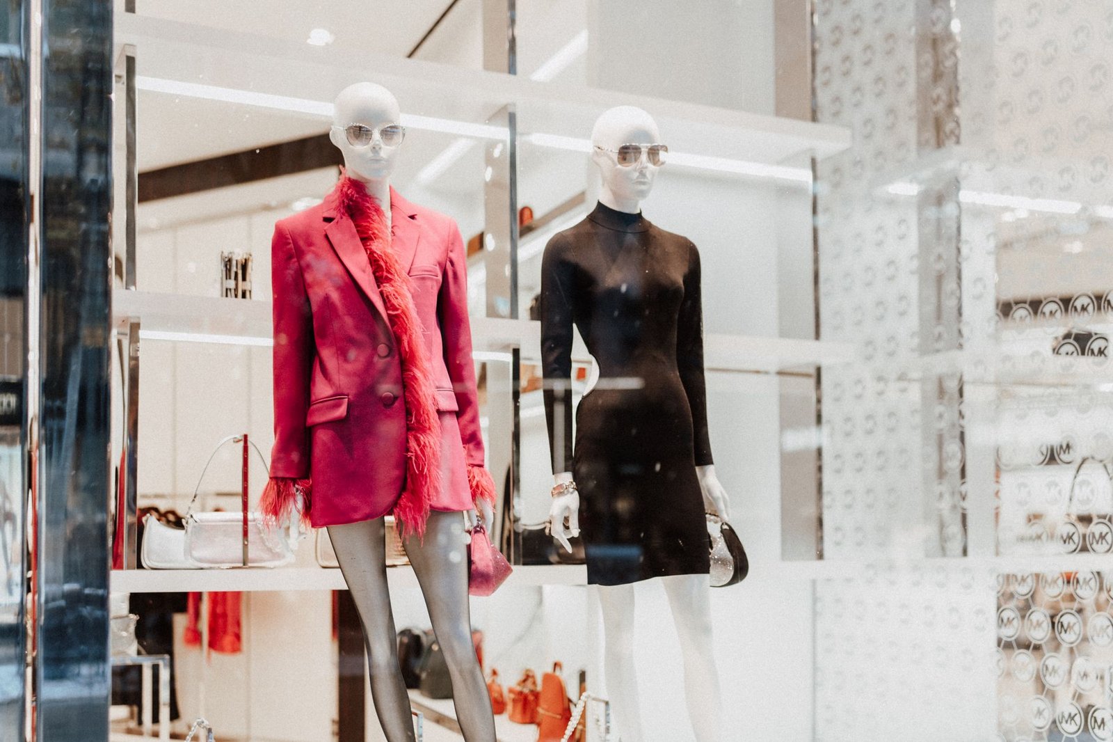 A visual comparison of sustainable fashion brands versus fast fashion, showcasing eco-friendly practices.