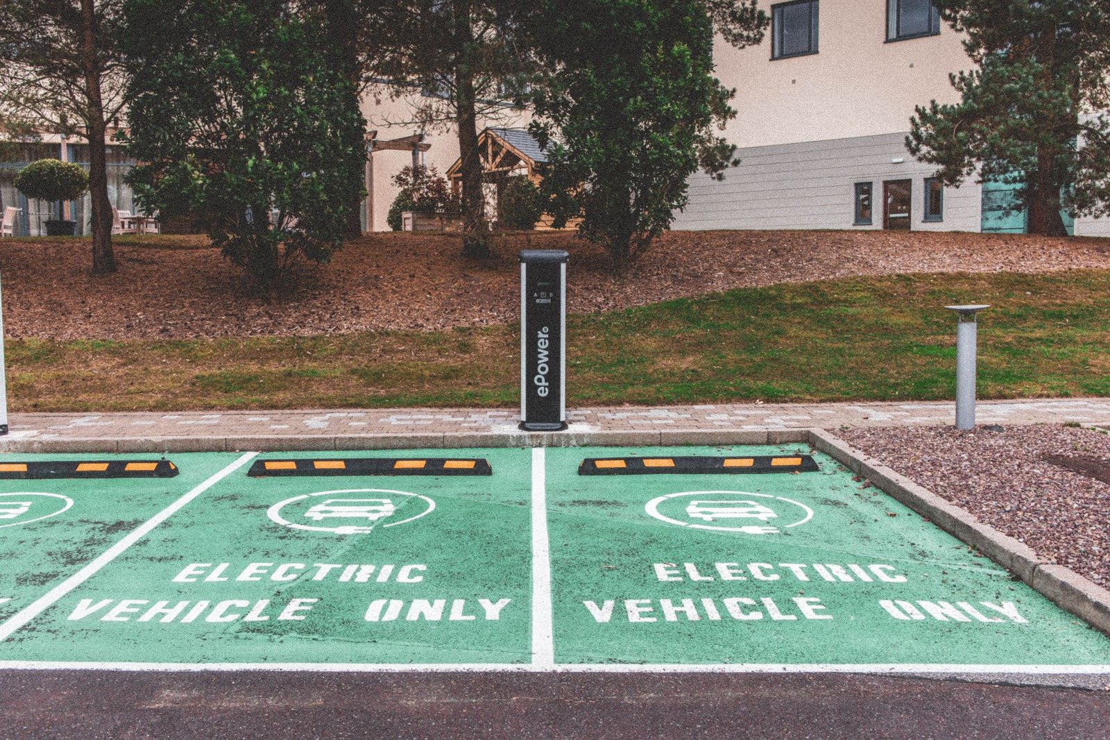An infographic comparing the emissions of electric cars and traditional vehicles.