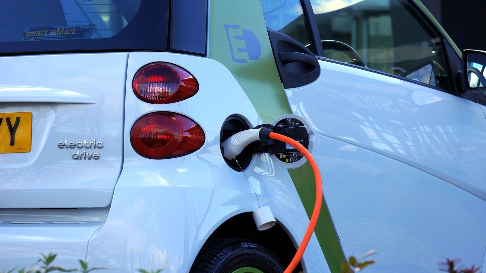 Infographic showing the environmental benefits of electric cars.