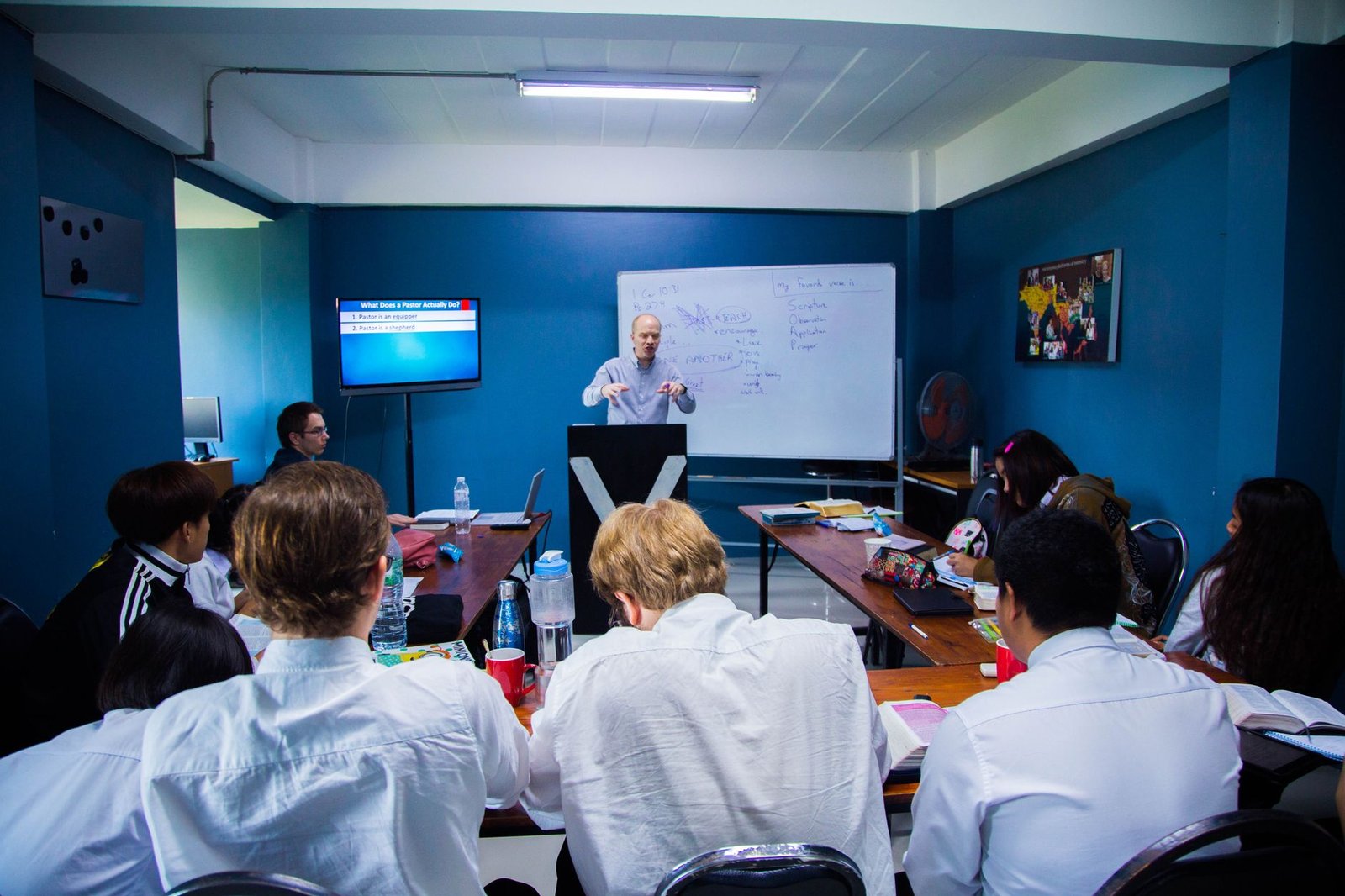Students participating in a Moot Court session, showcasing their argumentation skills. — debate formats
