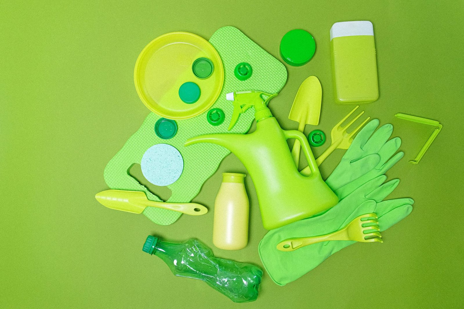 A comparison chart of reusable packaging options versus single-use plastics, illustrating environmental benefits. — sing…