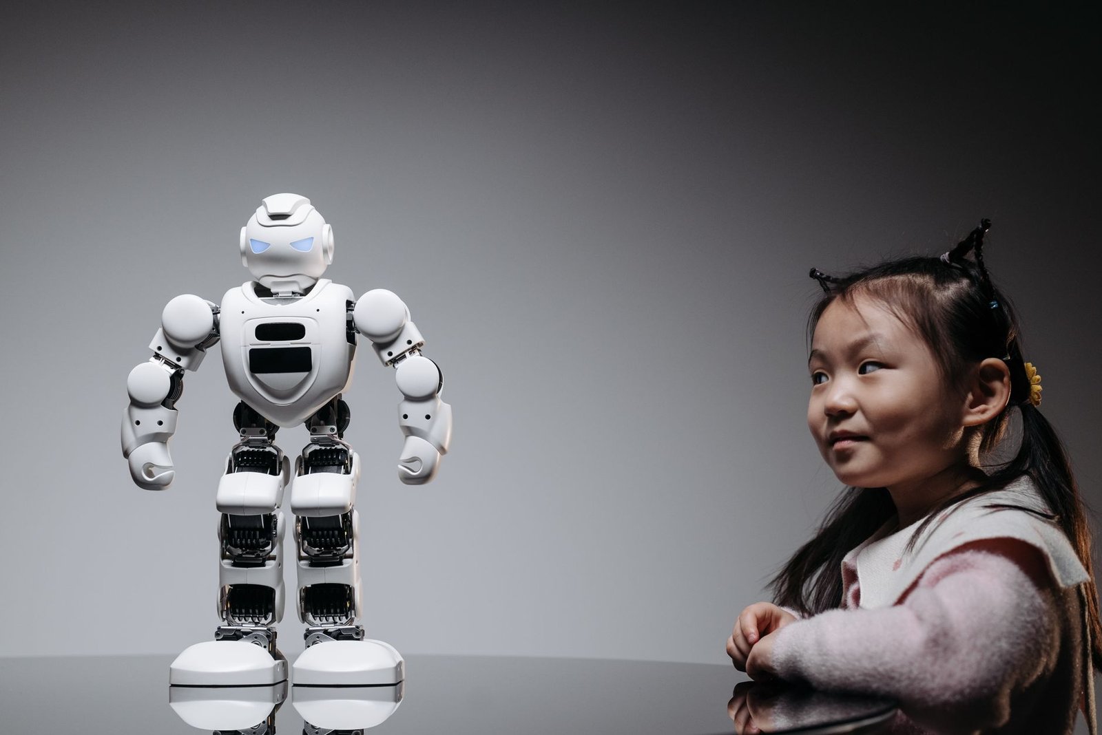 A comparison chart of traditional education vs AI-enhanced education, focusing on AI in education pros and cons.
