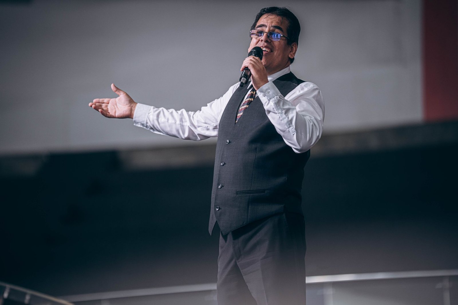 A photo showing a speaker engaging their audience with effective body language using persuasion techniques.