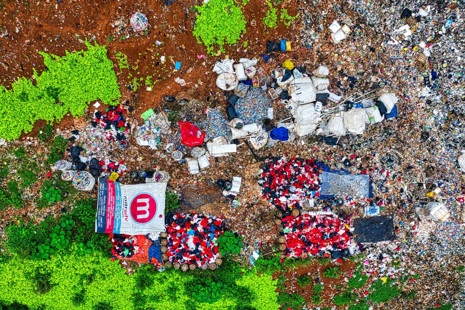 A visual comparison showing the fast fashion impact vs sustainable fashion practices.