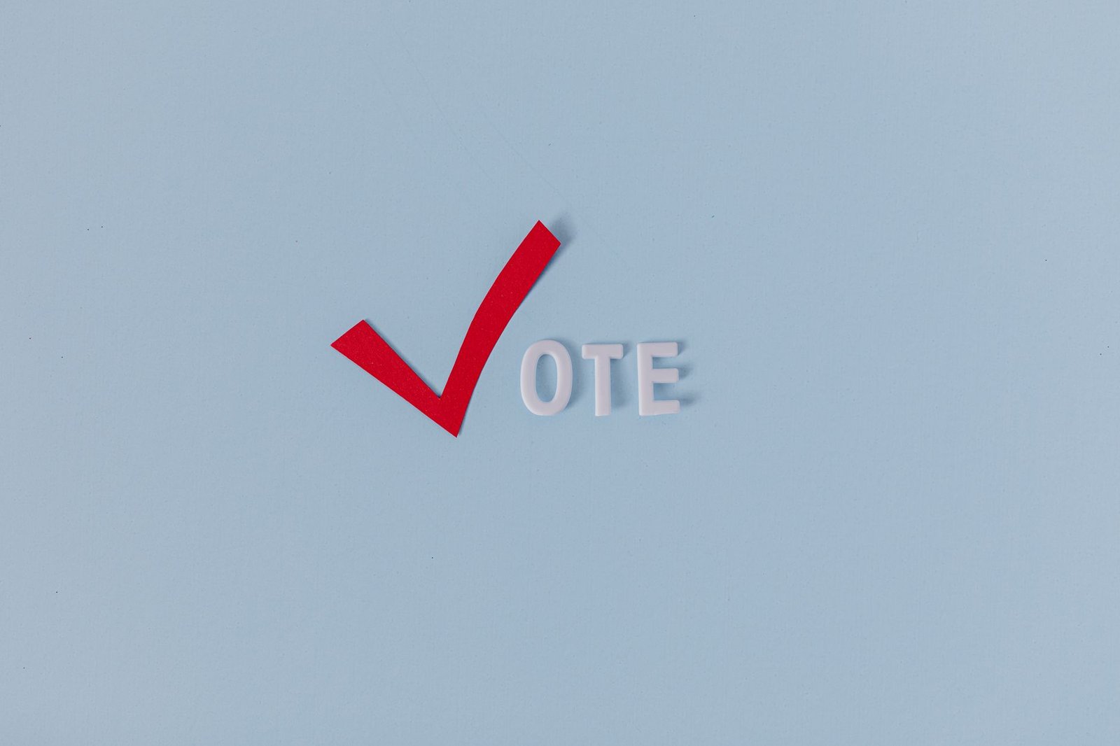An infographic illustrating the arguments for and against compulsory voting, highlighting the mandatory voting pros and cons.