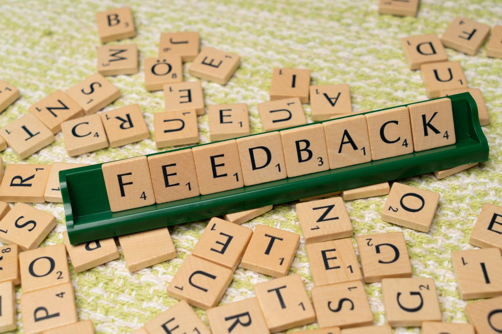 An infographic illustrating the differences between constructive criticism and negative feedback.
