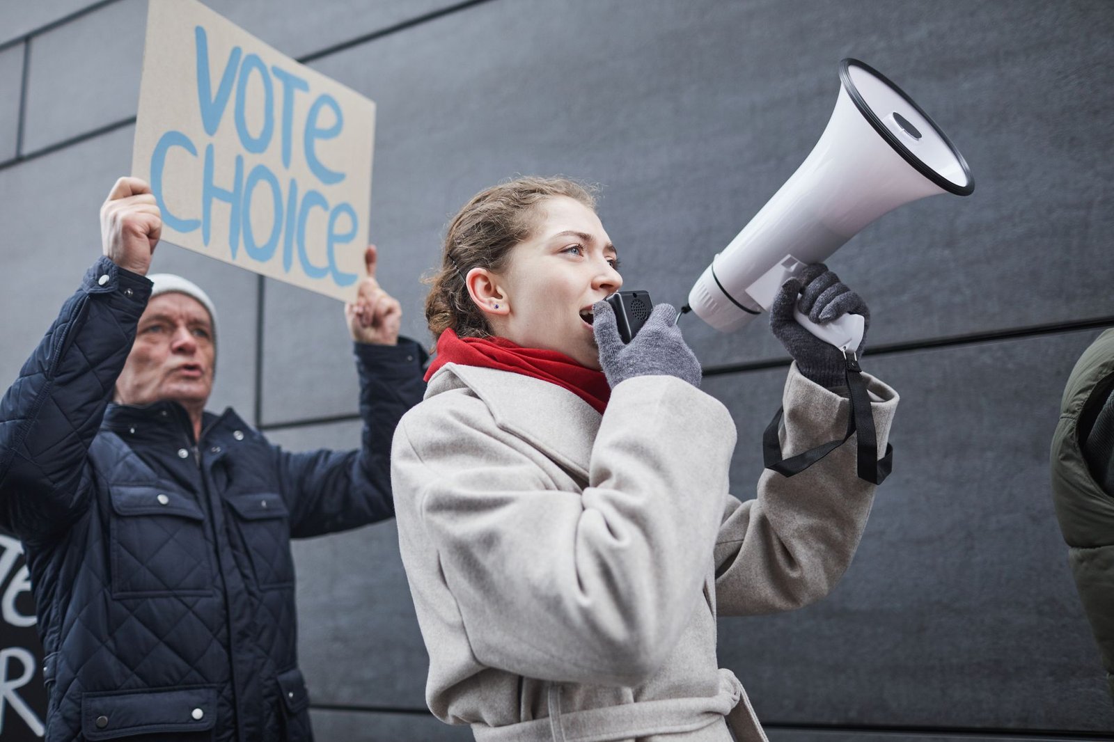 An infographic summarizing the arguments for and against lowering the voting age in the voting age debate.
