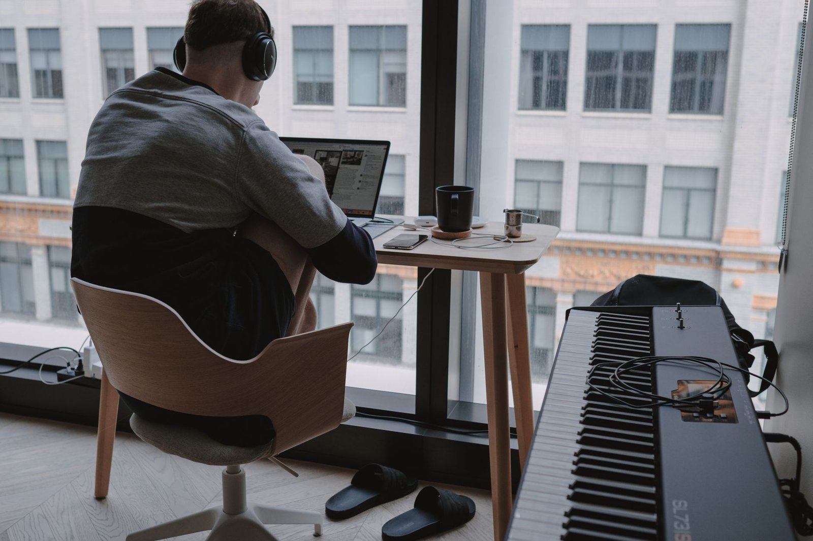 An infographic summarizing the benefits and challenges of remote work versus in-office work, highlighting key points from the remote work debate.