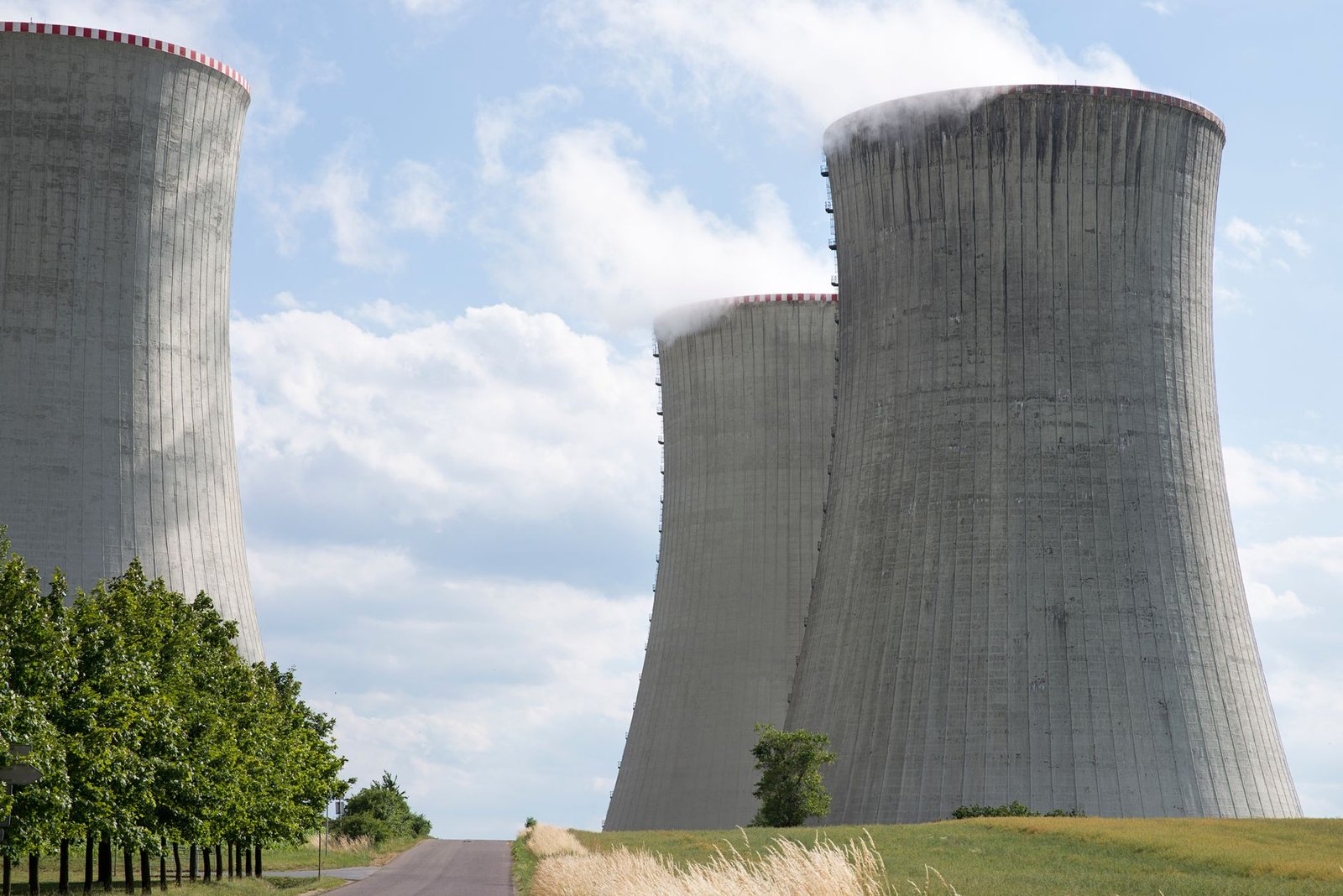 Diagram illustrating the process of nuclear fission and energy production in the context of the nuclear energy debate.